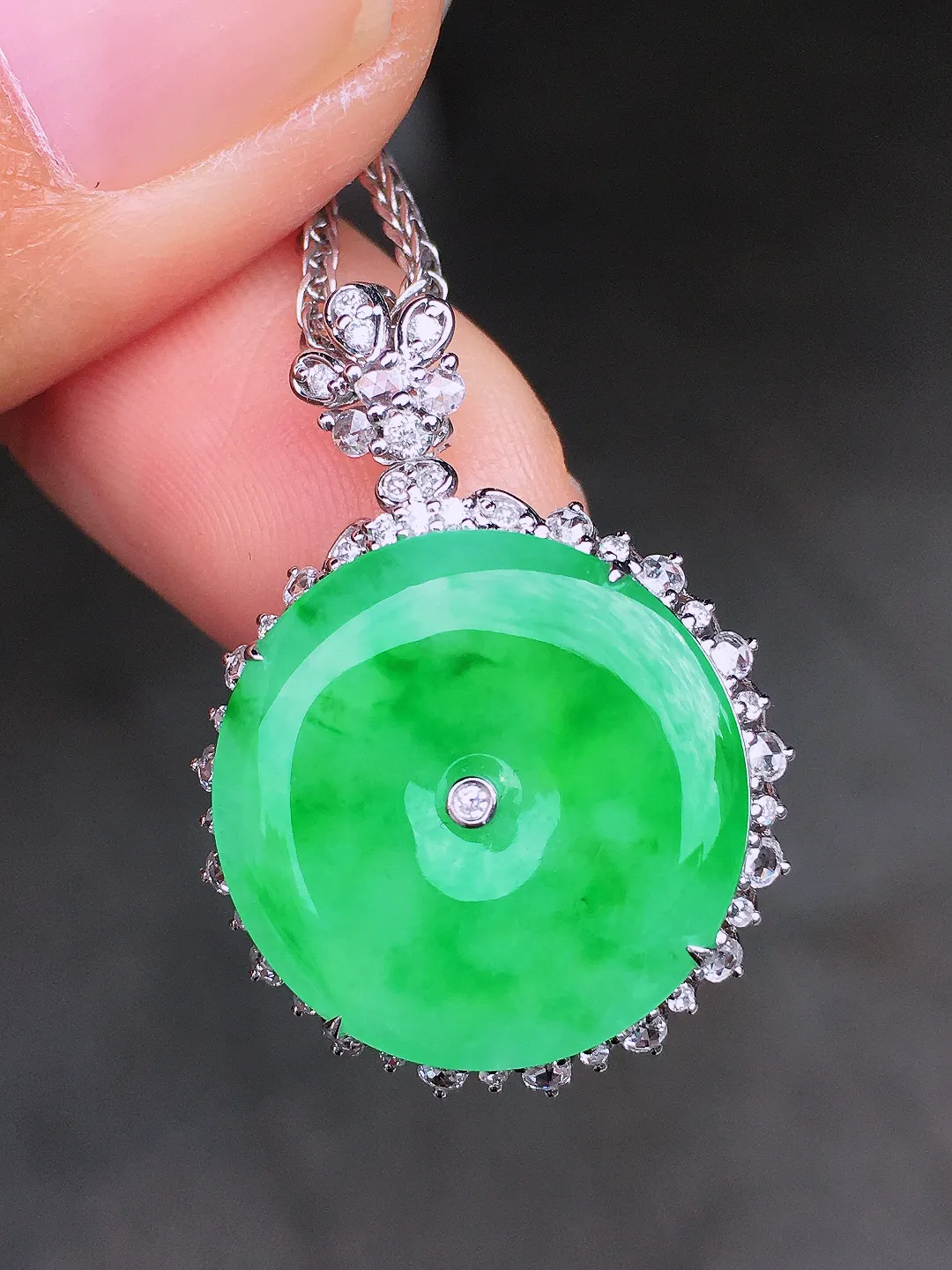 阳绿平安扣吊坠，色泽均匀艳丽，玉质细腻，荧光感超
强，饱满圆润，尽显优雅气质，18k
金豪华镶嵌