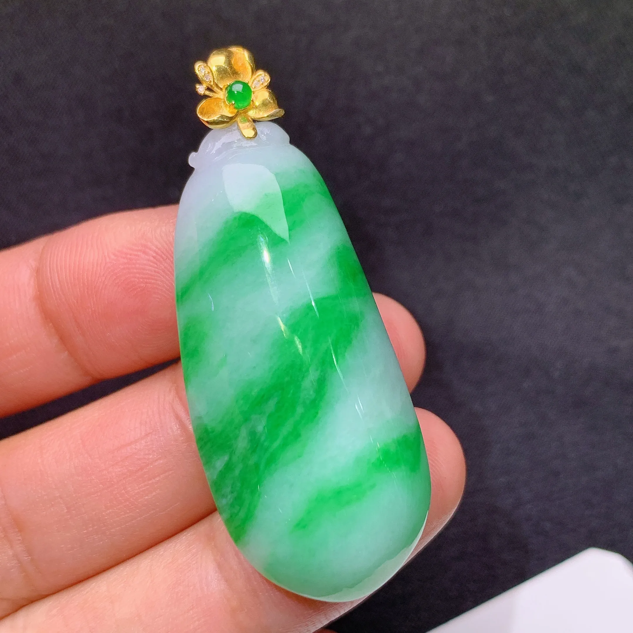 冰飘绿福瓜吊坠，18k金镶嵌，冰润色阳，玉质细腻，种水足 Xz整体尺寸47.6*18.4*11.4