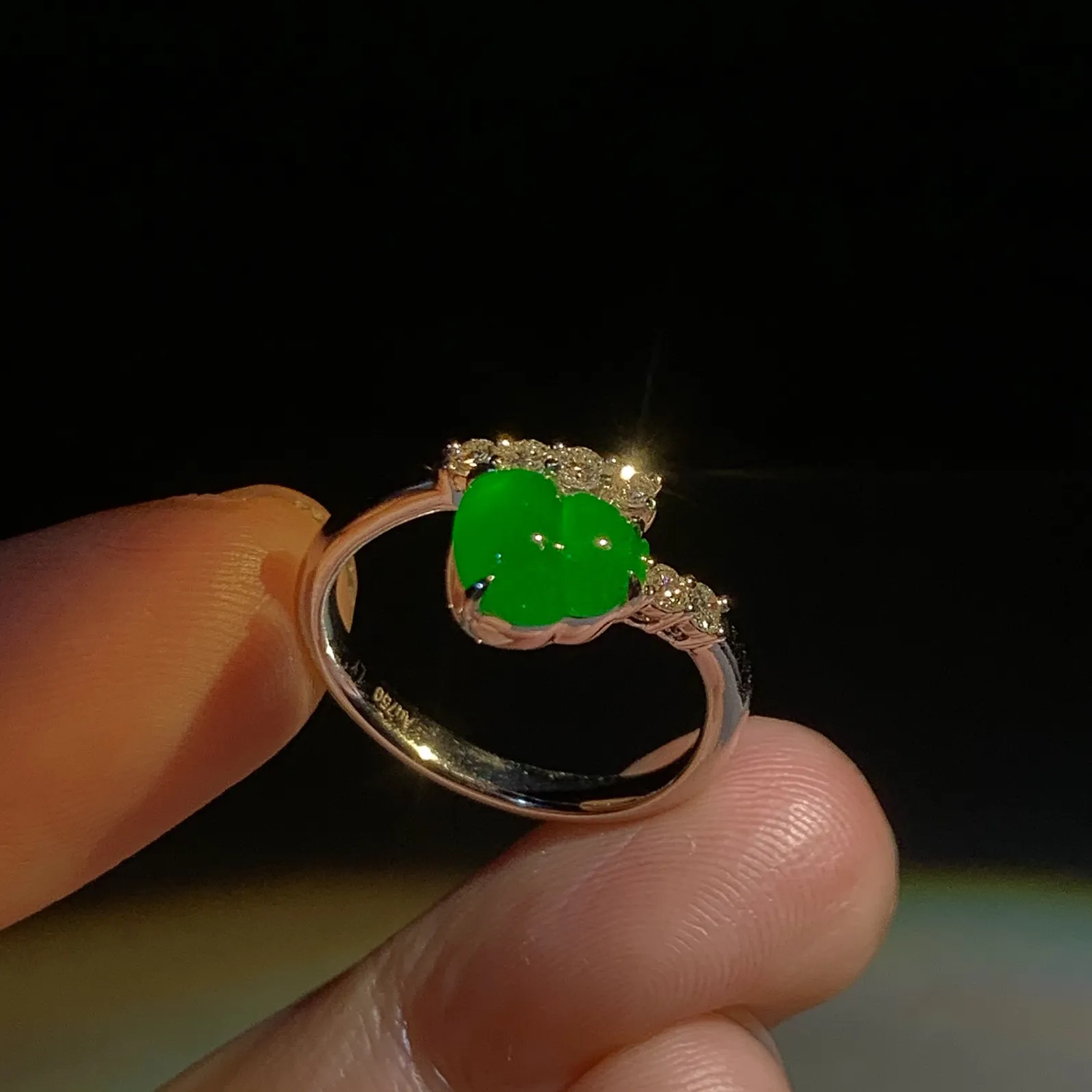 高品质绿葫芦戒指，裸石7.8-7.3-3mm，
14#，18K金，南非钻，3.43g，