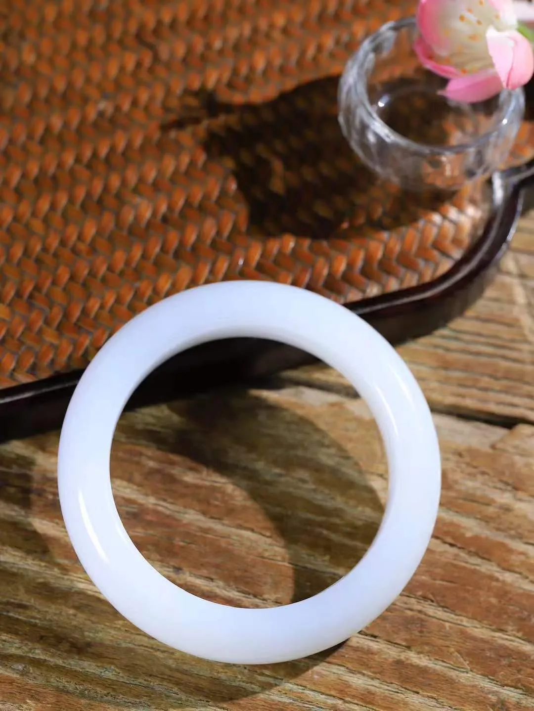 【腕间柔情.手镯】   

收藏级臻品️和田玉白玉手镯 玉质温润细腻 油性十足 古朴秀雅 轻抚岁月的栏杆软香温玉，腕间玉镯轻轻晃动，令人情动心间，撷一缕月末的芬芳，把心思铺陈，时光静美，惟有你最温柔。重79.67克   尺寸56.5-14.9-10.5mm  461201255A