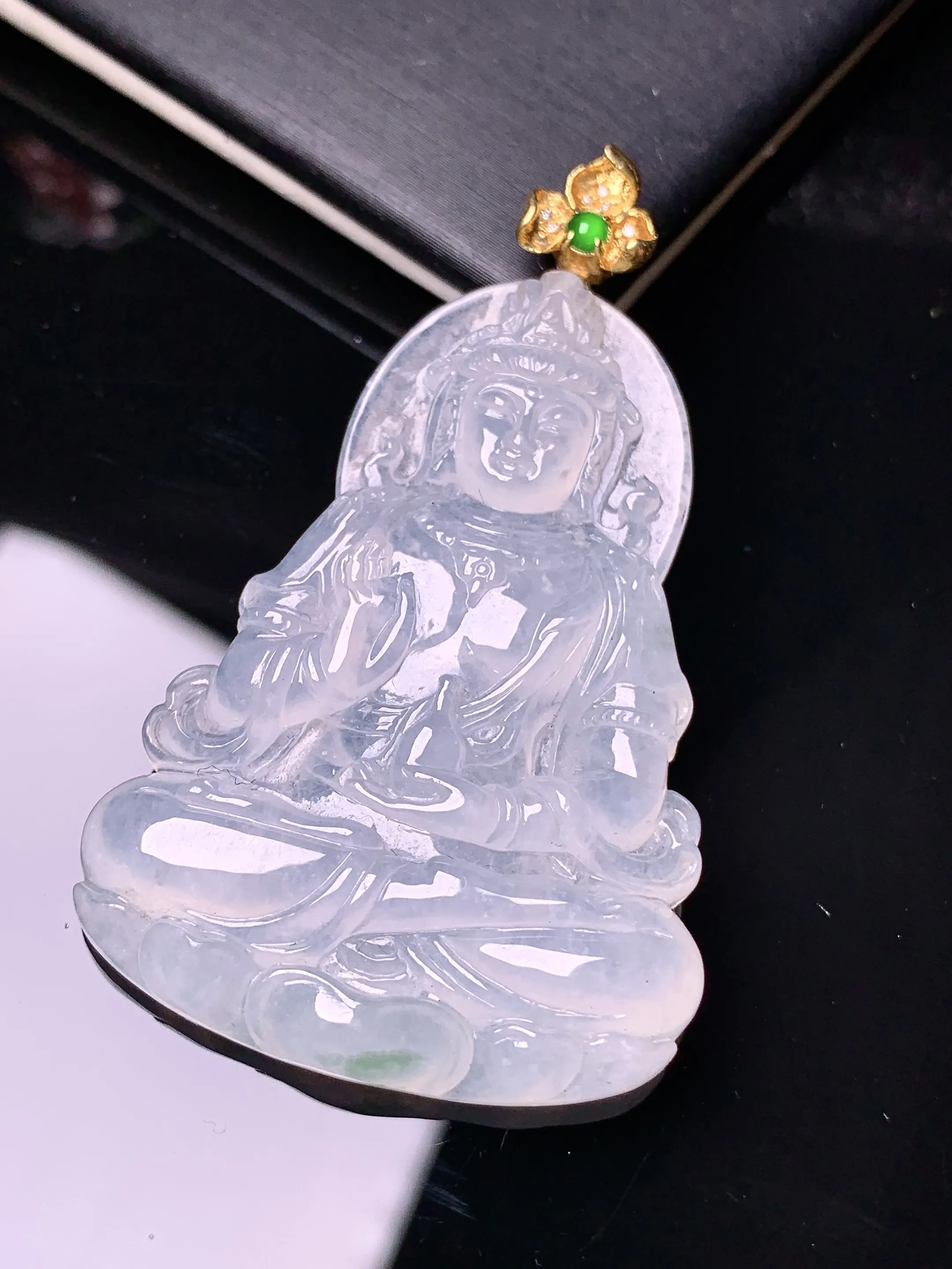 18k金镶嵌冰种度母观音菩萨吊坠 玉质细腻 水润亮眼 色泽艳丽 整体尺寸53.5*31.8*5.2