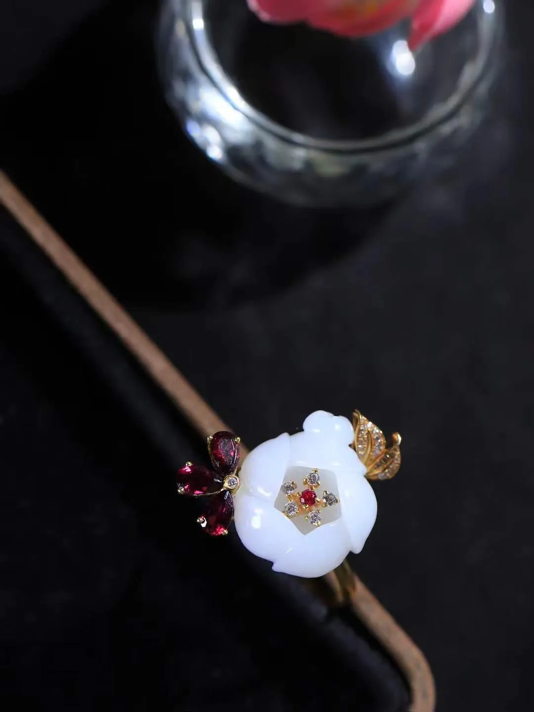 （金镶玉.荷韵.戒指）

精品和田玉白玉18k金镶嵌荷韵戒指，玉质极其细腻温润，油润感十足，心似莲