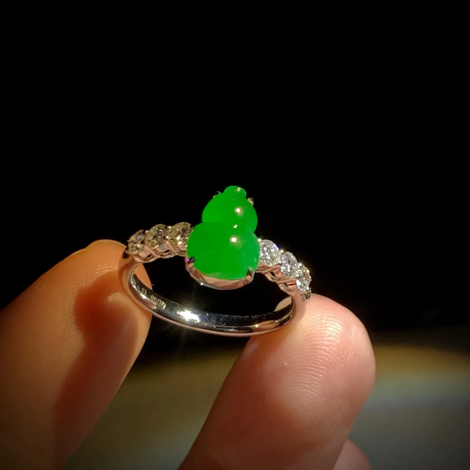 高质量辣绿葫芦戒指，裸石9.8-7.2-3.5mm，
14#，18K金，南非钻，3.78g，