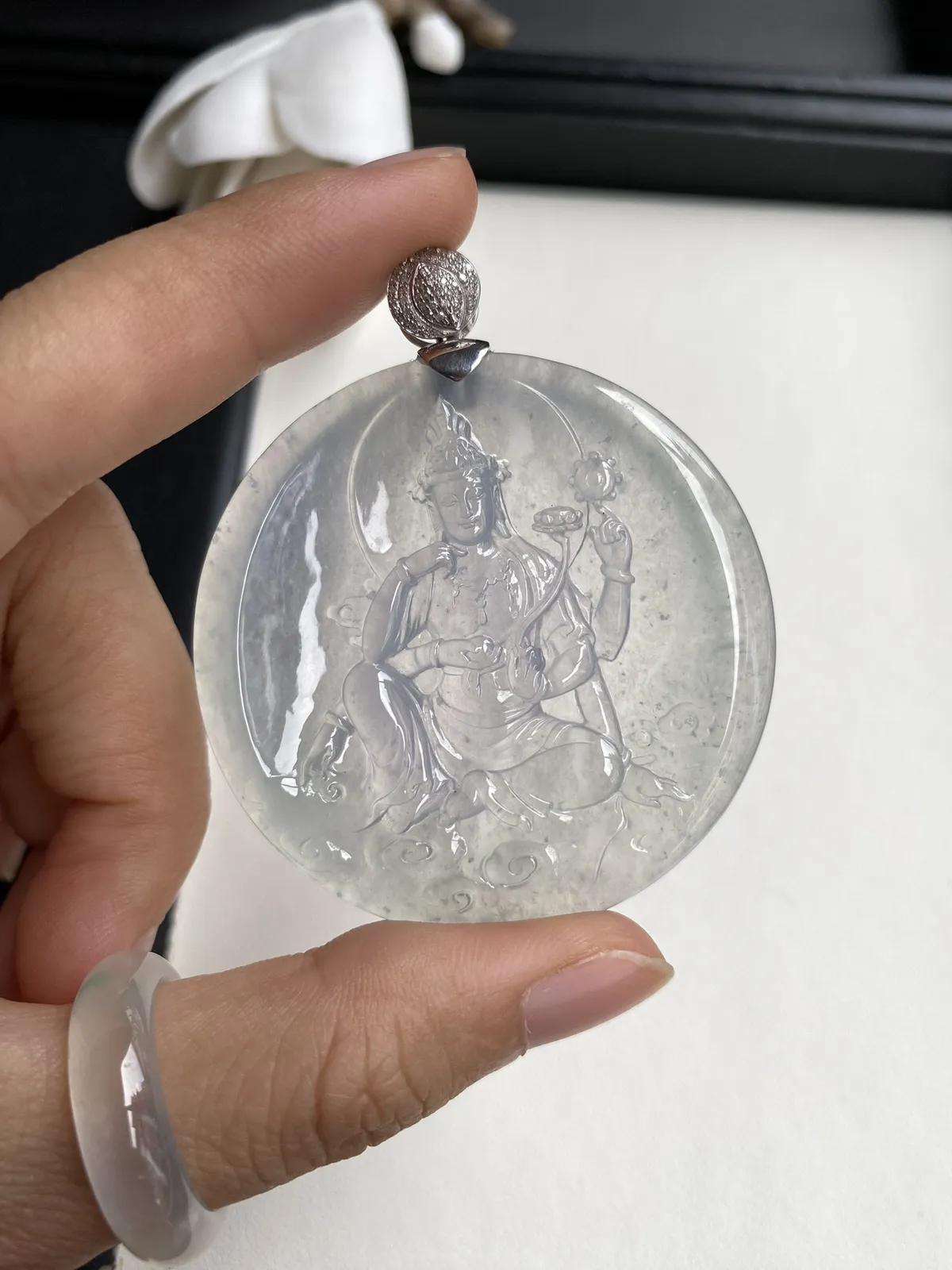 老坑冰种-如意轮观音，种老冰莹透亮起光，裸石51x6mm，自然光随手拍，雕工精湛形态优美，背面一刀切无调水，豪华设计款金扣，上身效果大气上档次