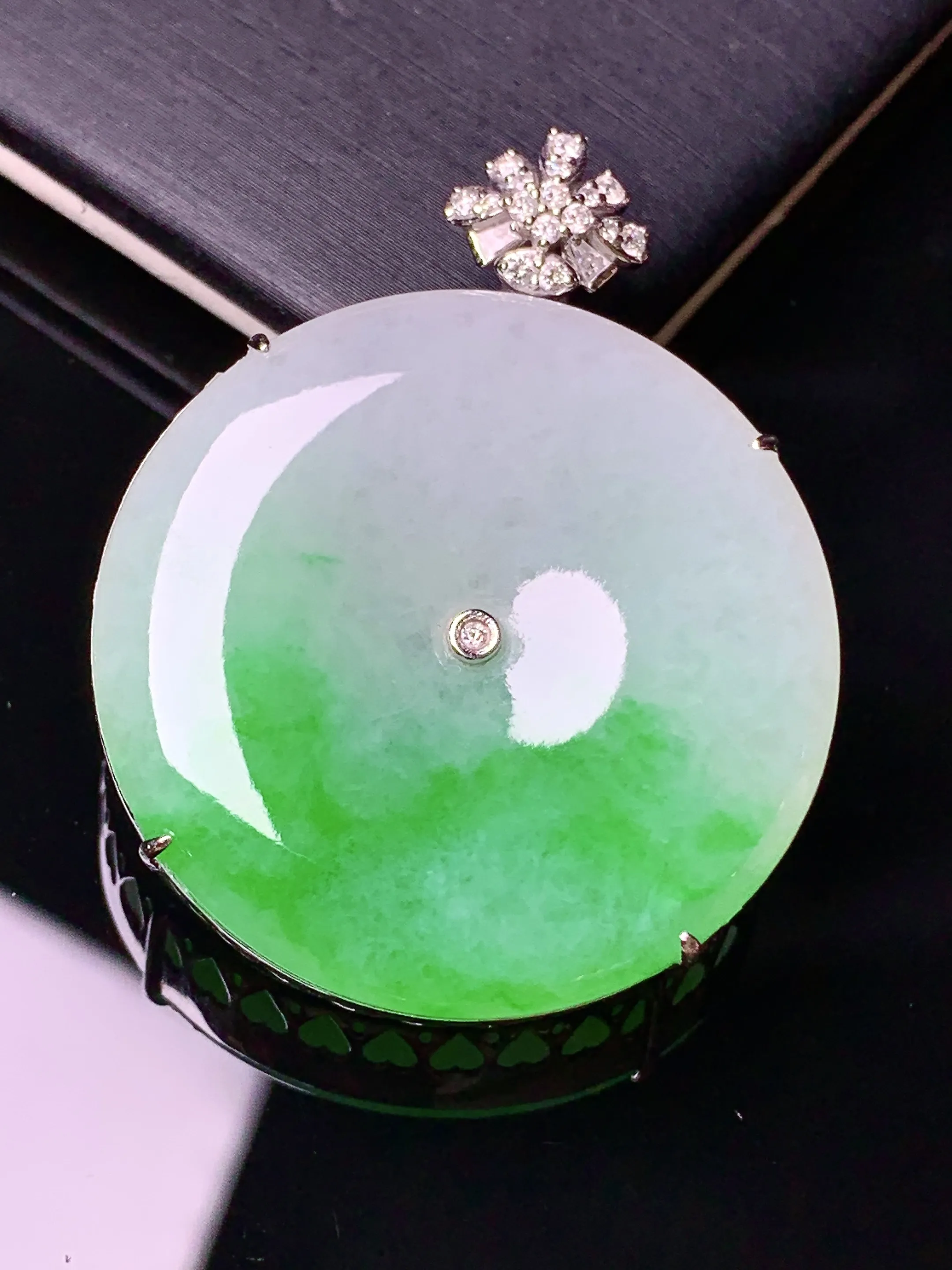 18k金钻镶嵌飘绿平安扣吊坠 玉质细腻 水润亮眼 色泽艳丽 整体尺寸40.2*32*7.6