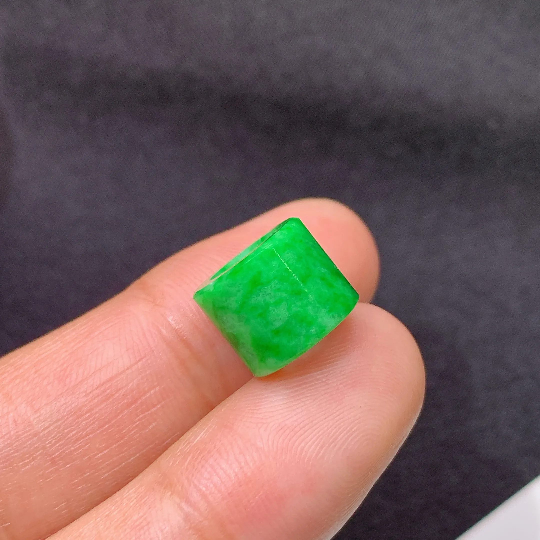 冰阳绿路路通，镶嵌佳品，冰润色阳，种水足，Xyg整体尺寸8.4*10.2*2