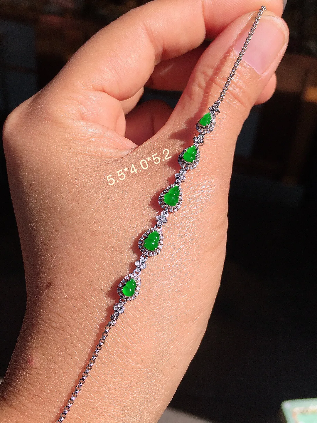 阳绿葫芦手链，色泽均匀艳丽，玉质细腻，荧光感超
强，饱满圆润，尽显优雅气质，18k
金豪华镶嵌