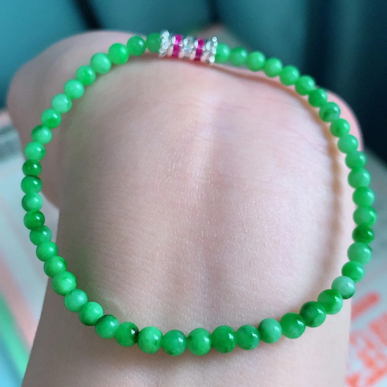 自然光实拍   冰润绿色飘花翡翠手串手链，款式新颖，佩戴效果时尚出众 尽显气质，玉质细腻，美感十足 #003.1取一尺寸3.9mm