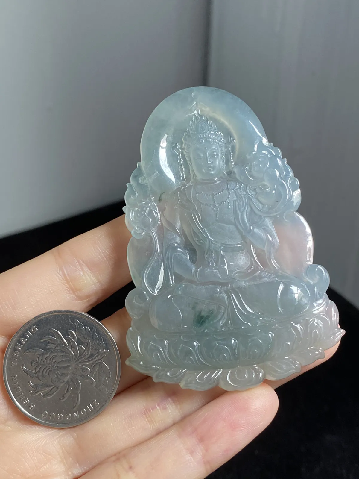 翡翠冰糯种淡绿色吊坠