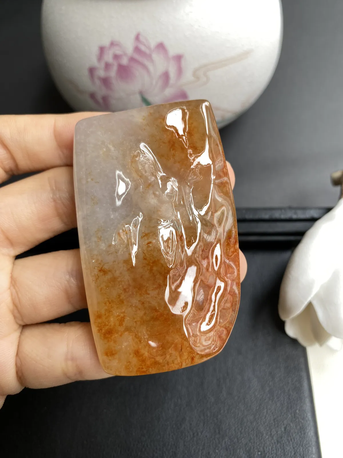 缅甸冰润红翡随形观音牌，种老冰润光泽，尺寸66x40x10.8mm，品相非常厚桩，纯手工雕刻，颜色鲜艳仪态优美，自然光随手拍，性价比高