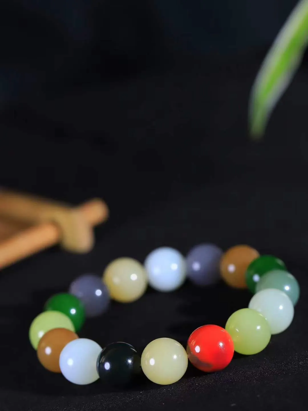 【多宝手串】

精选和田玉多宝手串，每一颗玉石都凝聚自然的灵气与岁月的沉淀，寓意福禄寿喜，守护您的平安与幸福。佩戴它，感受千年玉文化的温润与优雅。重55.4克  尺寸取一13.1mm  56120739A