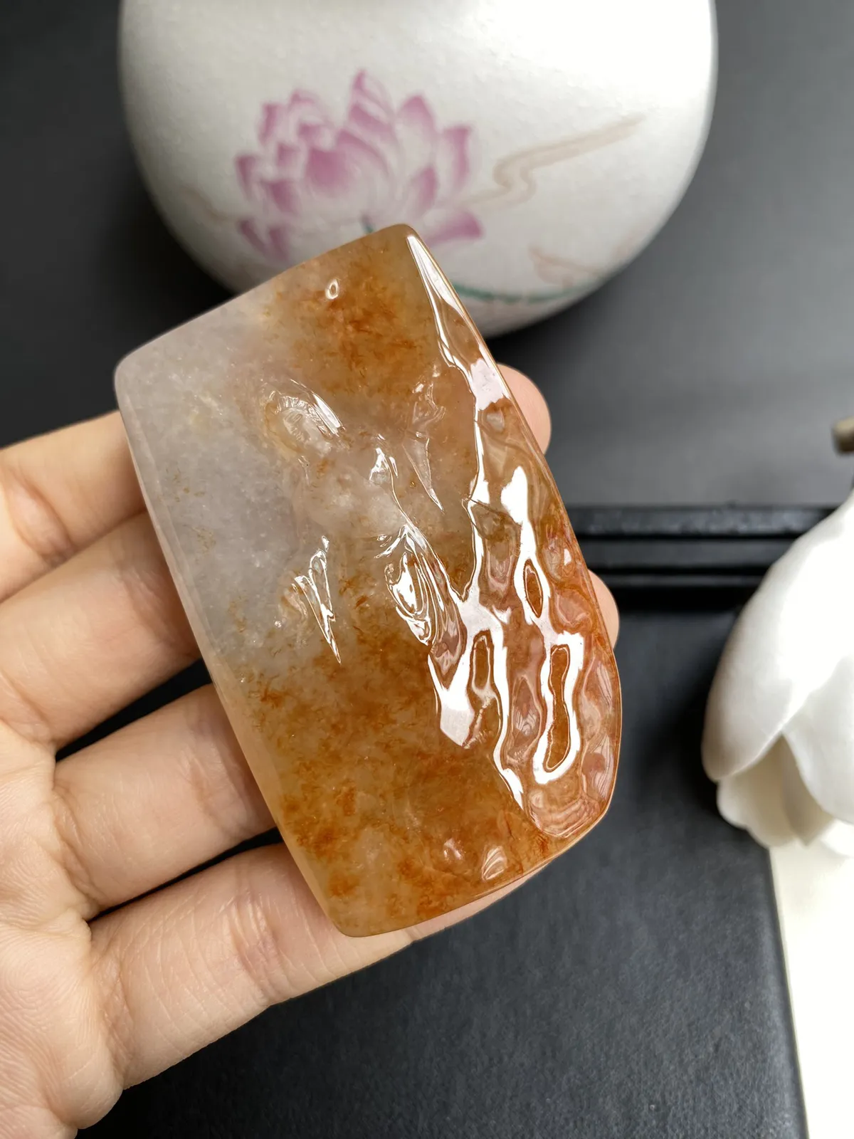 缅甸冰润红翡随形观音牌，种老冰润光泽，尺寸66x40x10.8mm，品相非常厚桩，纯手工雕刻，颜色鲜艳仪态优美，自然光随手拍，性价比高