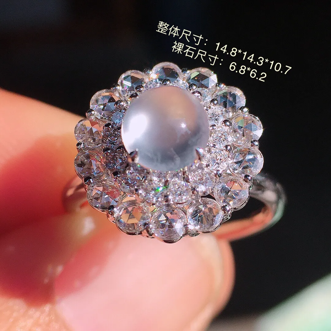 玻璃种蛋面戒指，玉质细腻，荧光感超
强，饱满圆润，尽显优雅气质，18k
金豪华镶嵌