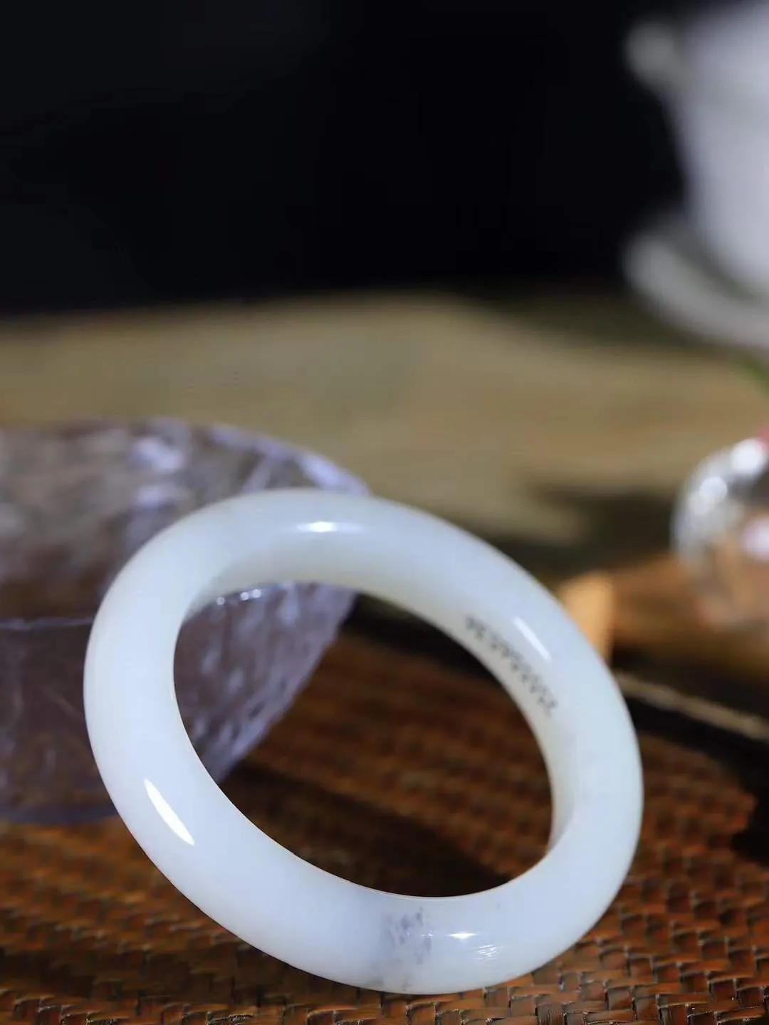 【情有独钟.手镯】

精品和田玉双色手镯 玉质温润细腻 油性十足 手感舒适，高华雅逸，线条流畅，简约大气，美自天成，素雅高贵。佩戴于腕间，婉约之美，举手投足间透出那低调奢华。重62.5克 内径53.7mm 尺寸12.7-10.1mm   FDA-791231251