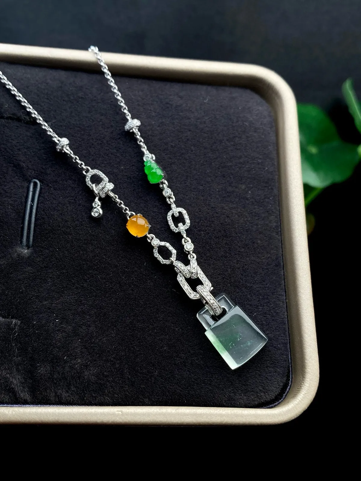 【冰种飘花平安锁吊坠】质地细腻，饱满度很好，晶莹剔透，18k金钻镶嵌，裸石尺寸12.4*8.8*2.