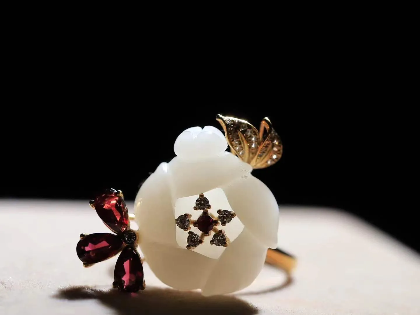 （金镶玉.荷韵.戒指）

精品和田玉白玉18k金镶嵌荷韵戒指，玉质极其细腻温润，油润感十足，心似莲花开，风华可绝代，醉卧清 风中里，翩翩入梦来。荷花悄然绽放，气韵传神  重5.37克   尺寸17.3-17-15.3mm   971201299A