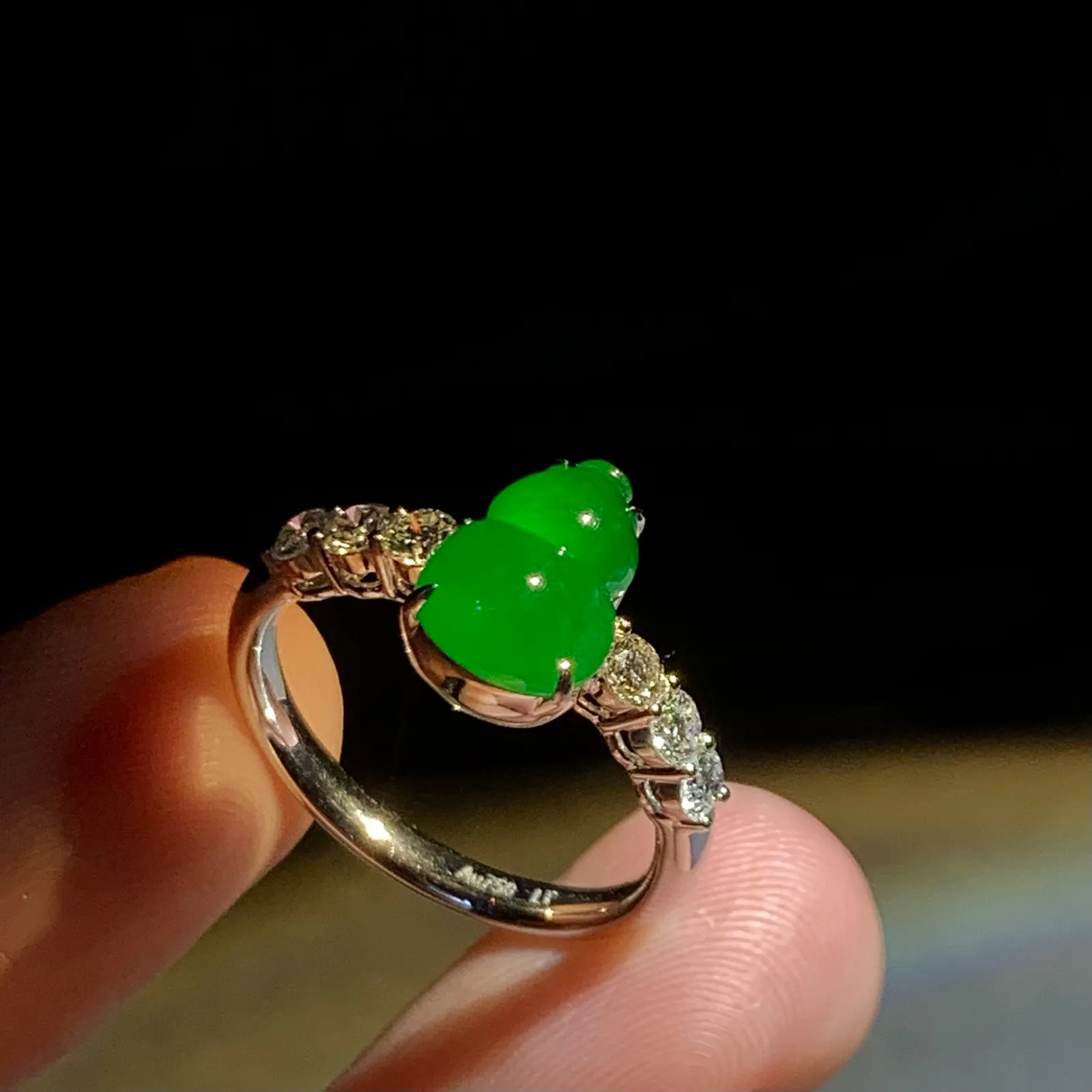 精品葫芦戒指，颜色种水都很好，
裸石10-7.2-3.5mm，14#，
18K金，南非钻，3.88g，