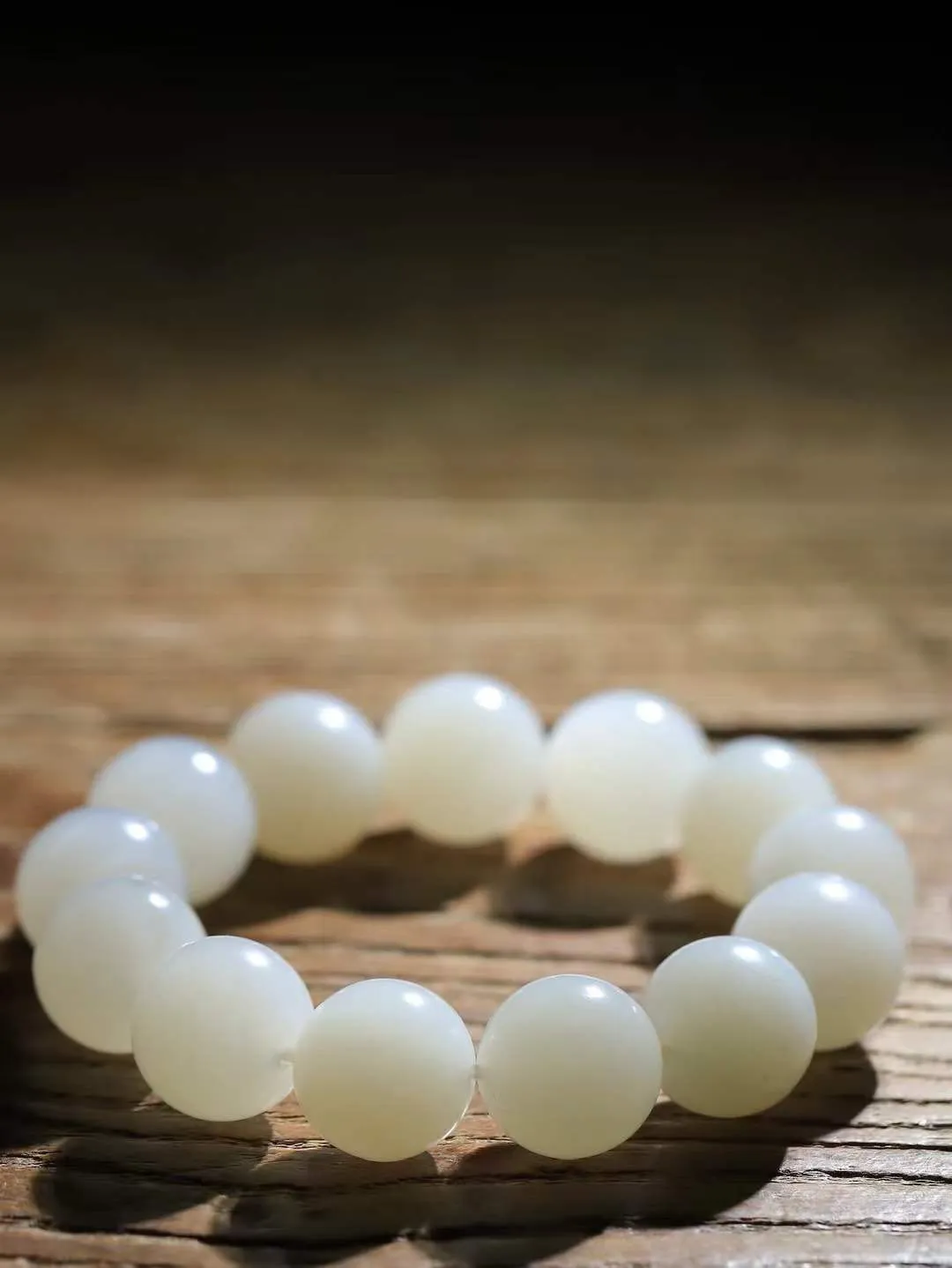 【珠圆玉润.手串】

精品和田玉白玉珠圆玉润手串 玉质温润细腻  整串打磨圆润，佩戴舒适。珠珠落玉盘，间关莺语花底滑，一生美好时光，无论身在何处，都有它相伴相守。事事顺遂，幸福美满，吉祥如意。重106.6克 尺寸取一17.6mm  FDL-791201268