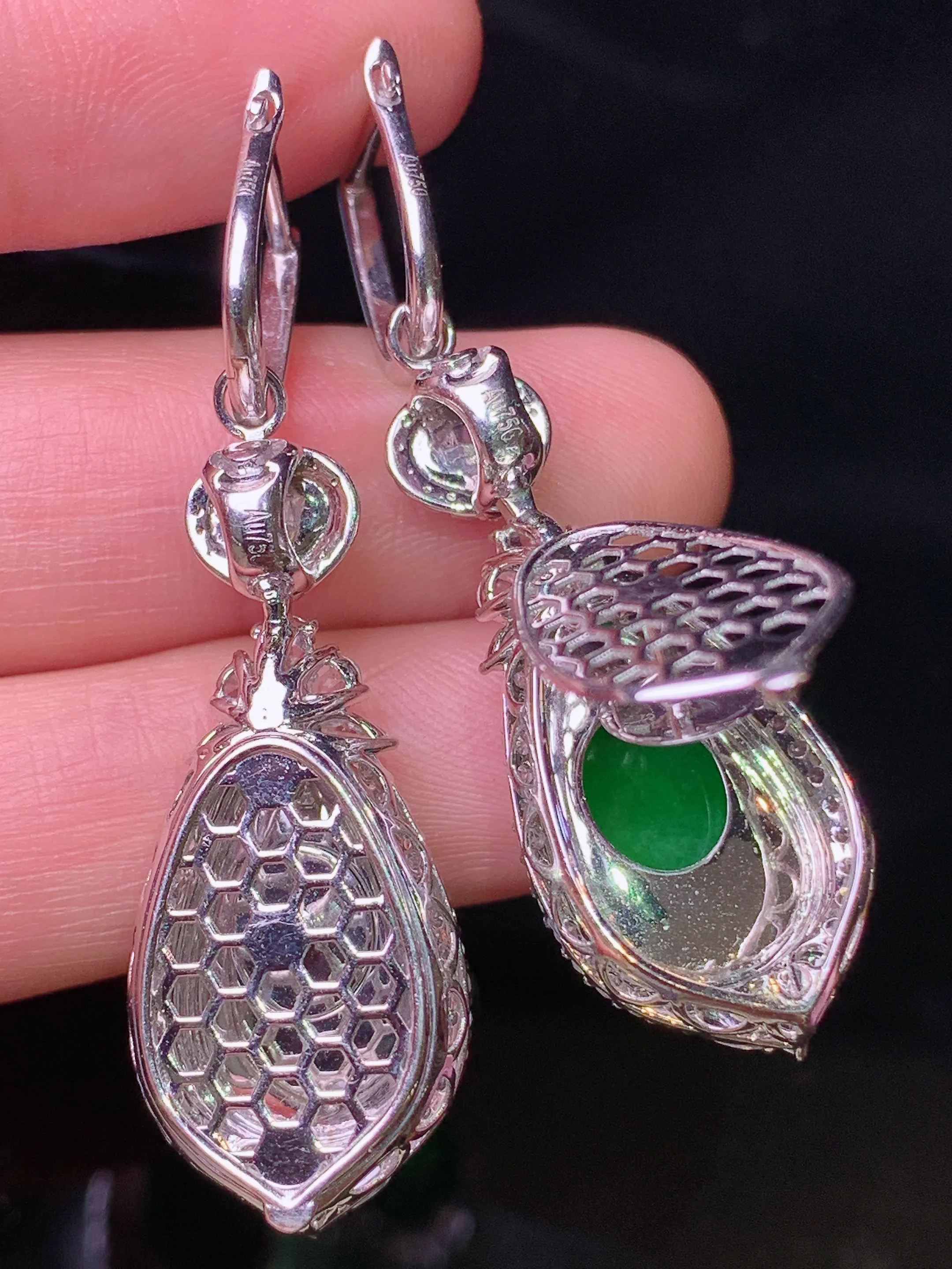 18k金钻镶嵌满绿水滴耳钉吊坠两用款 玉质细腻 水润亮眼 色泽艳丽 整体尺寸46.8*14*8.2