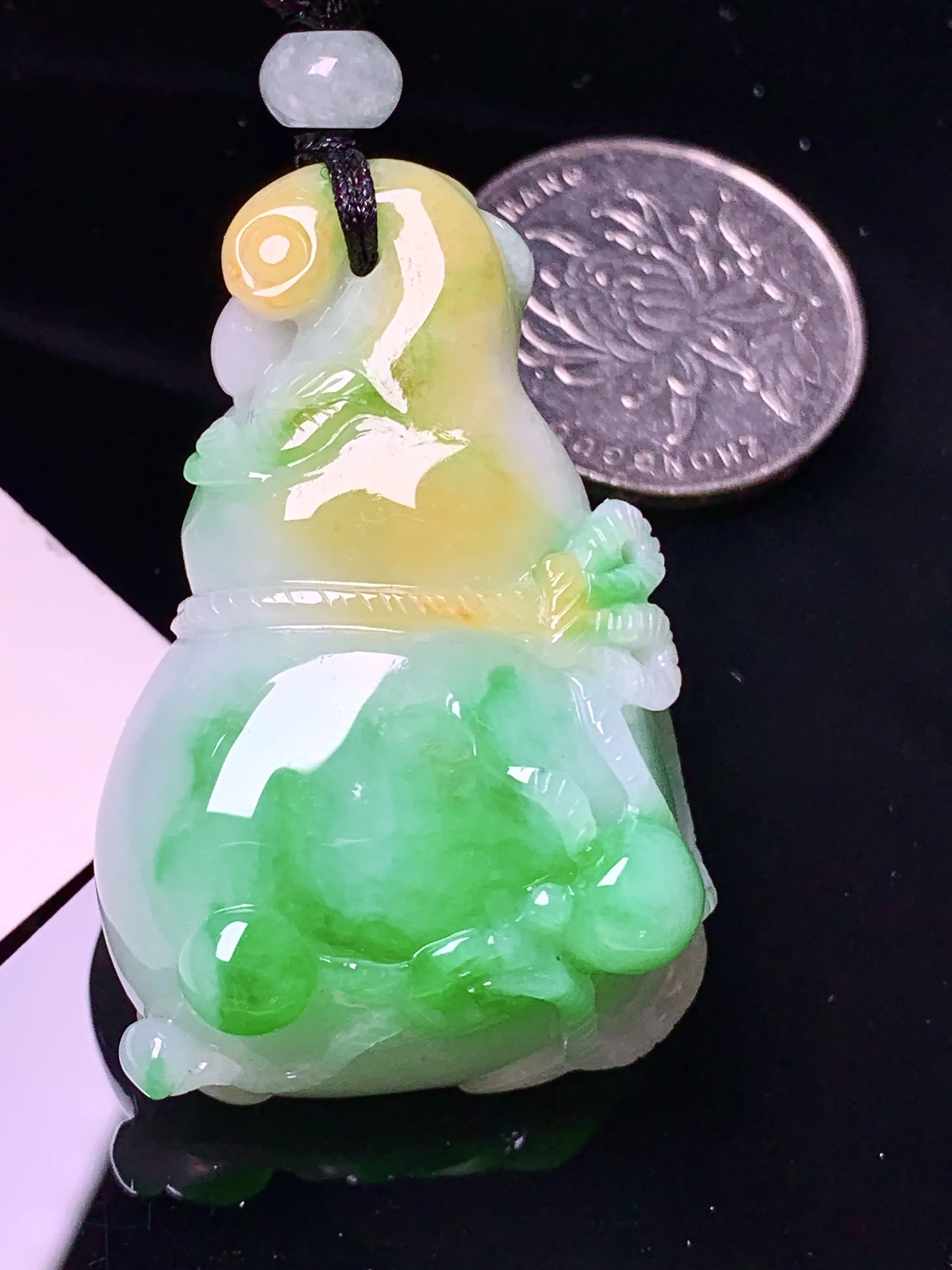 飘黄加绿钱袋吊坠 玉质细腻 水润亮眼 色泽艳丽 整体尺寸45.2*28.6*14.2