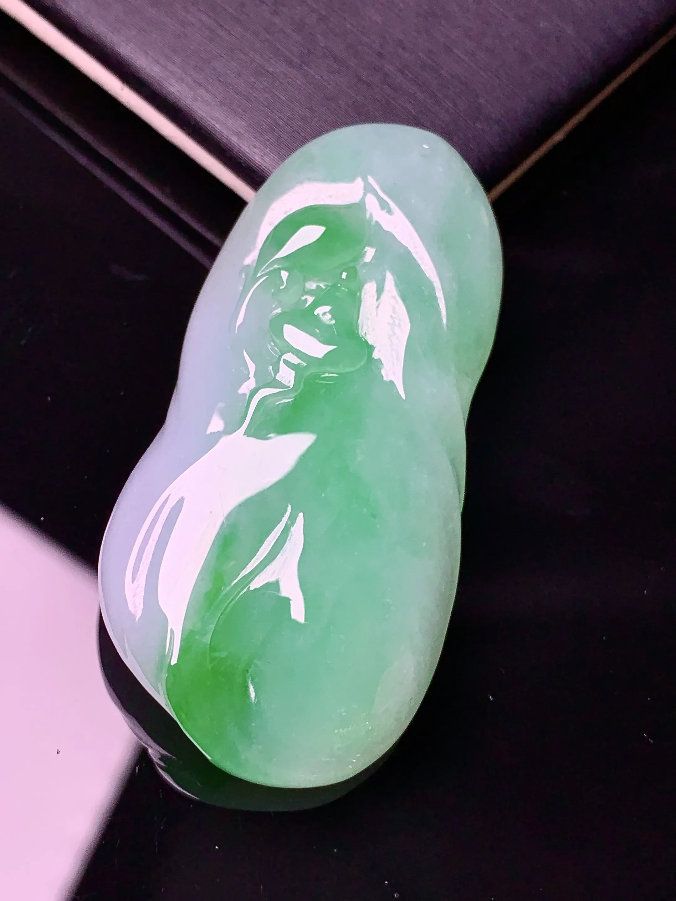 飘绿悟道吊坠 玉质细腻 水润亮眼 色泽艳丽 整体尺寸47.2*23.3*8