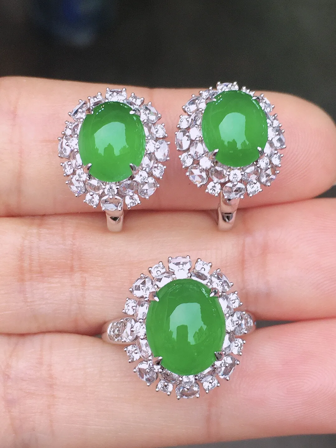 阳绿蛋面套装（耳钉+戒指），色泽均匀艳丽，玉质细腻，荧光感超
强，饱满圆润，尽显优雅气质，18k
金