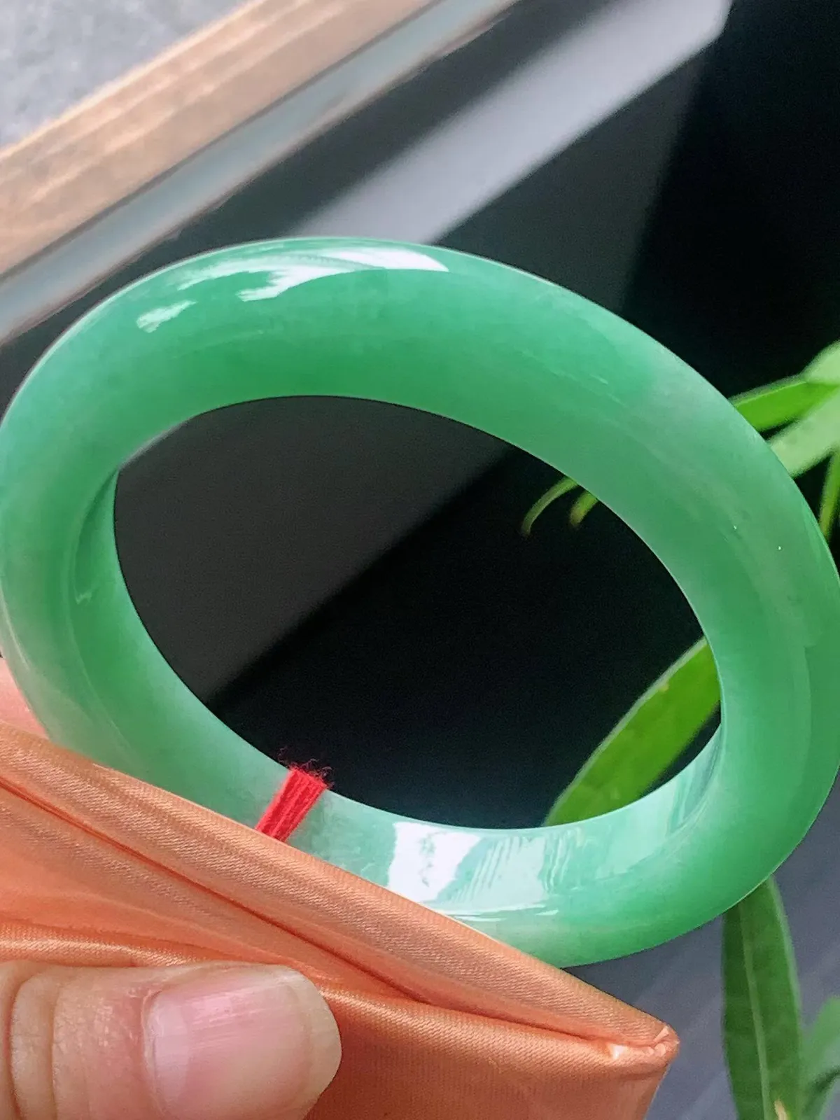 【翡翠名称】老种冰满绿54.7正圈口翡翠手镯
【翡翠尺寸】54.7/12.7/9.7mm适合53.7-56正圈口佩戴
【翡翠描述】宝贝种老水足，玉质细腻，色泽靓丽，性价比高，佩戴效果好！
【其它赠送】权威证书/精美挂绳盒子/支持全国复检