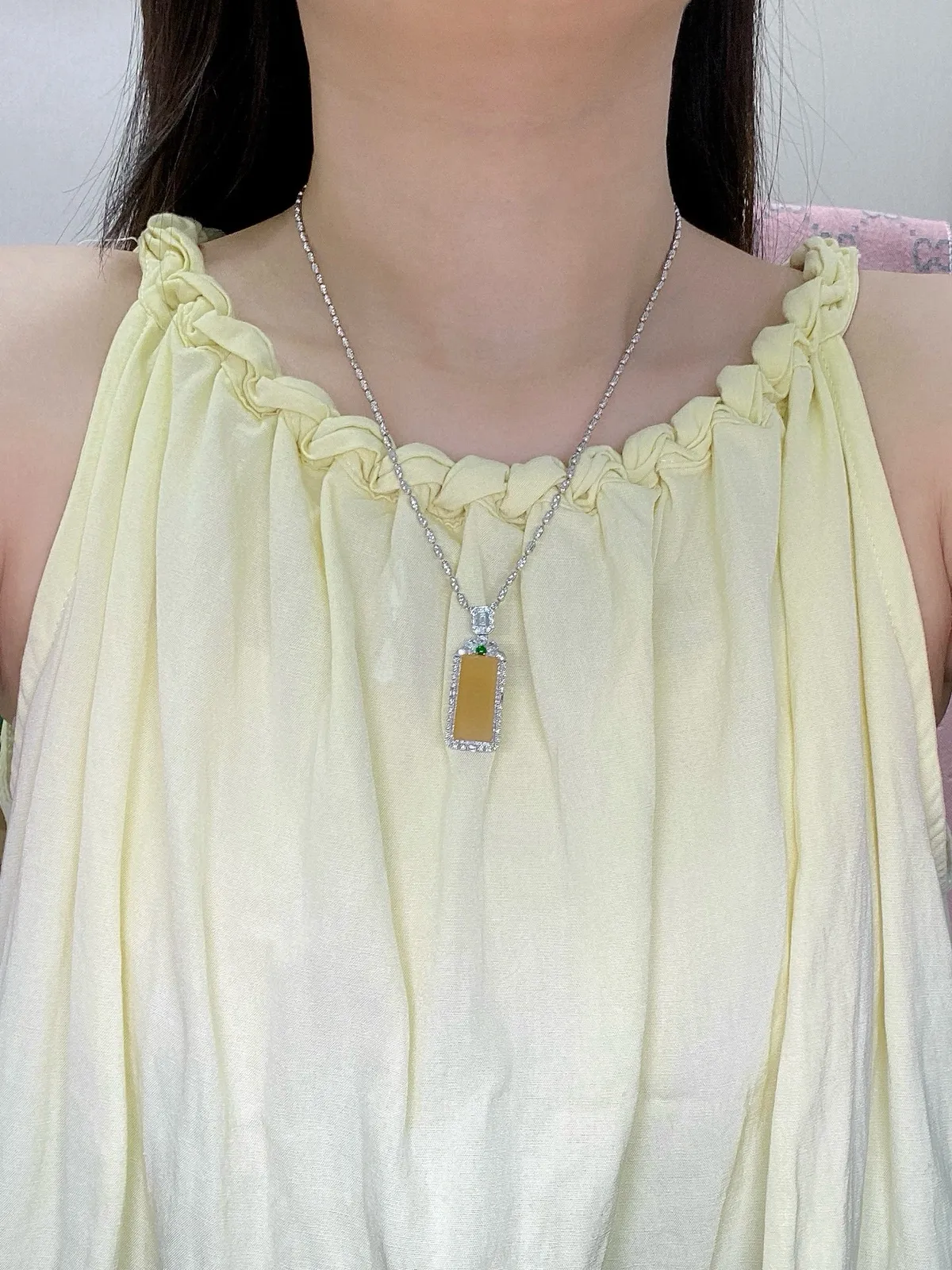 【冰种黄翡无事柱】质地细腻，冰润透亮，光泽出众，冰感十足，18k金钻镶嵌，裸石尺寸21*9.4*3.4毫米