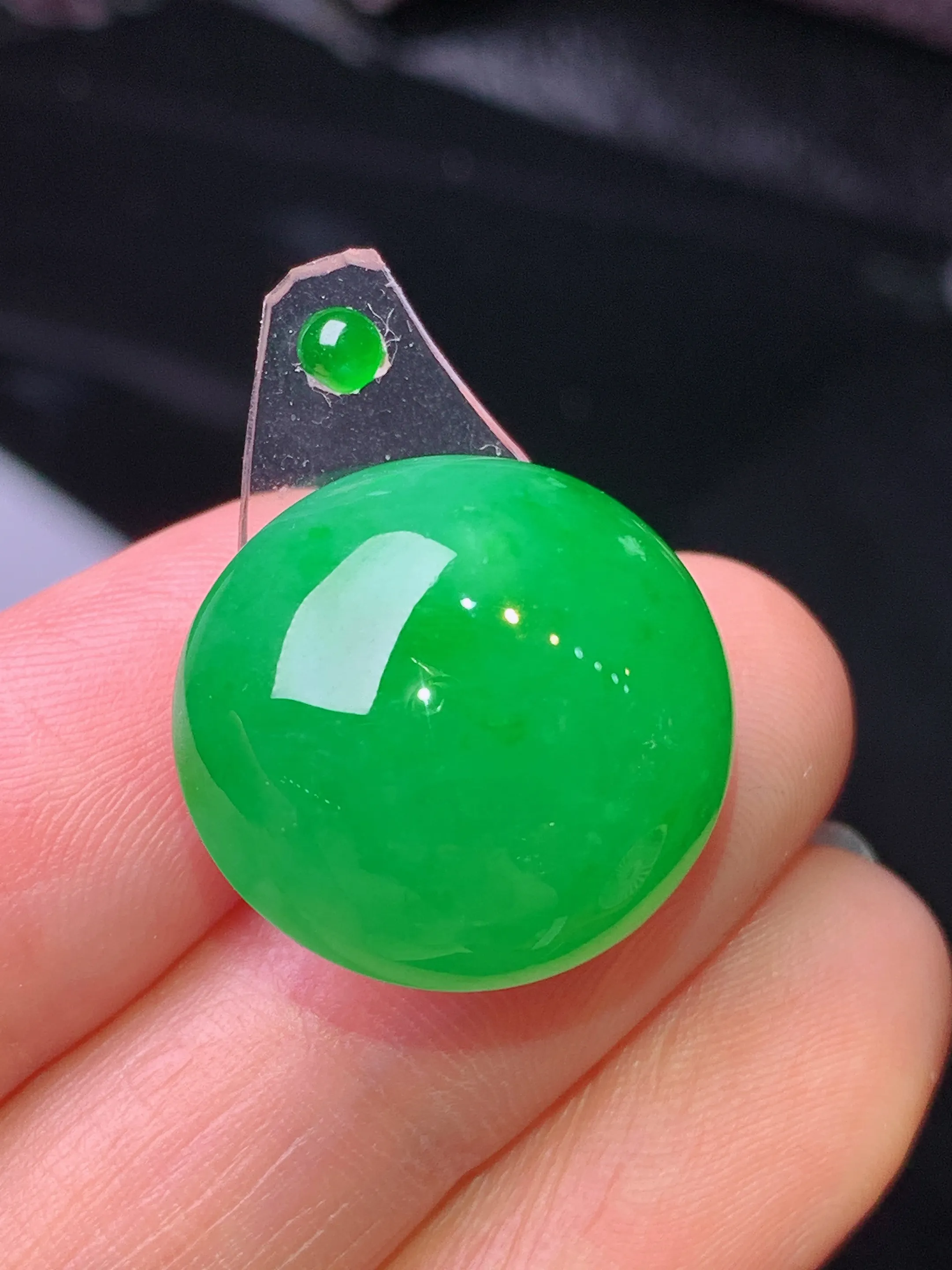 镶嵌款 满绿蛋面吊坠 玉质细腻 水润亮眼 色泽艳丽 整体尺寸18.2*19.5*10.3