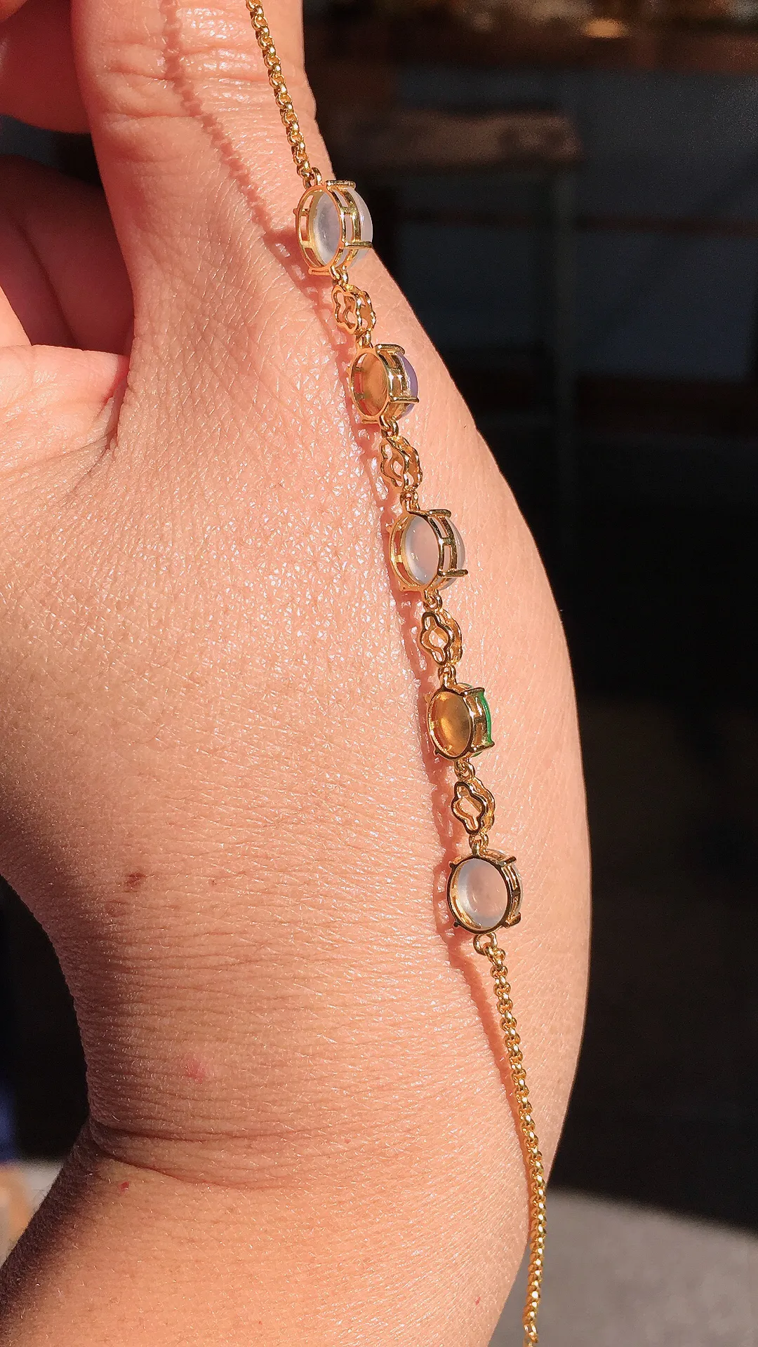 三彩蛋面手链，色泽均匀艳丽，玉质细腻，荧光感超
强，饱满圆润，尽显优雅气质，18k
金豪华镶嵌