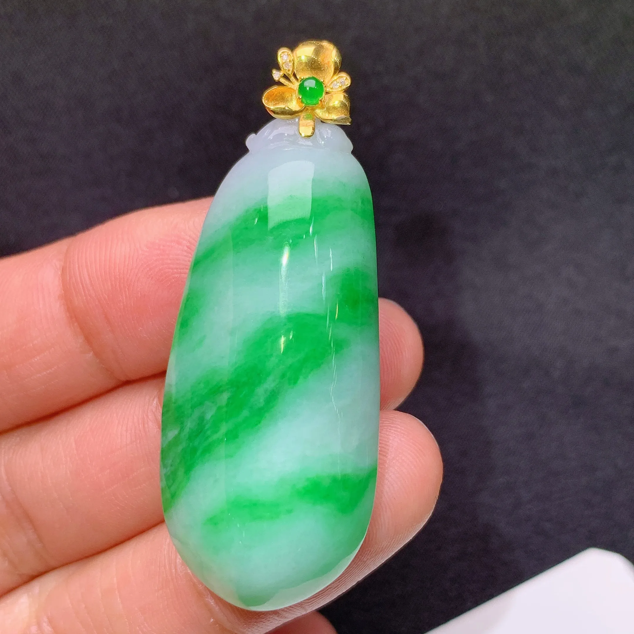 冰飘绿福瓜吊坠，18k金镶嵌，冰润色阳，玉质细腻，种水足 Xz整体尺寸47.6*18.4*11.4
