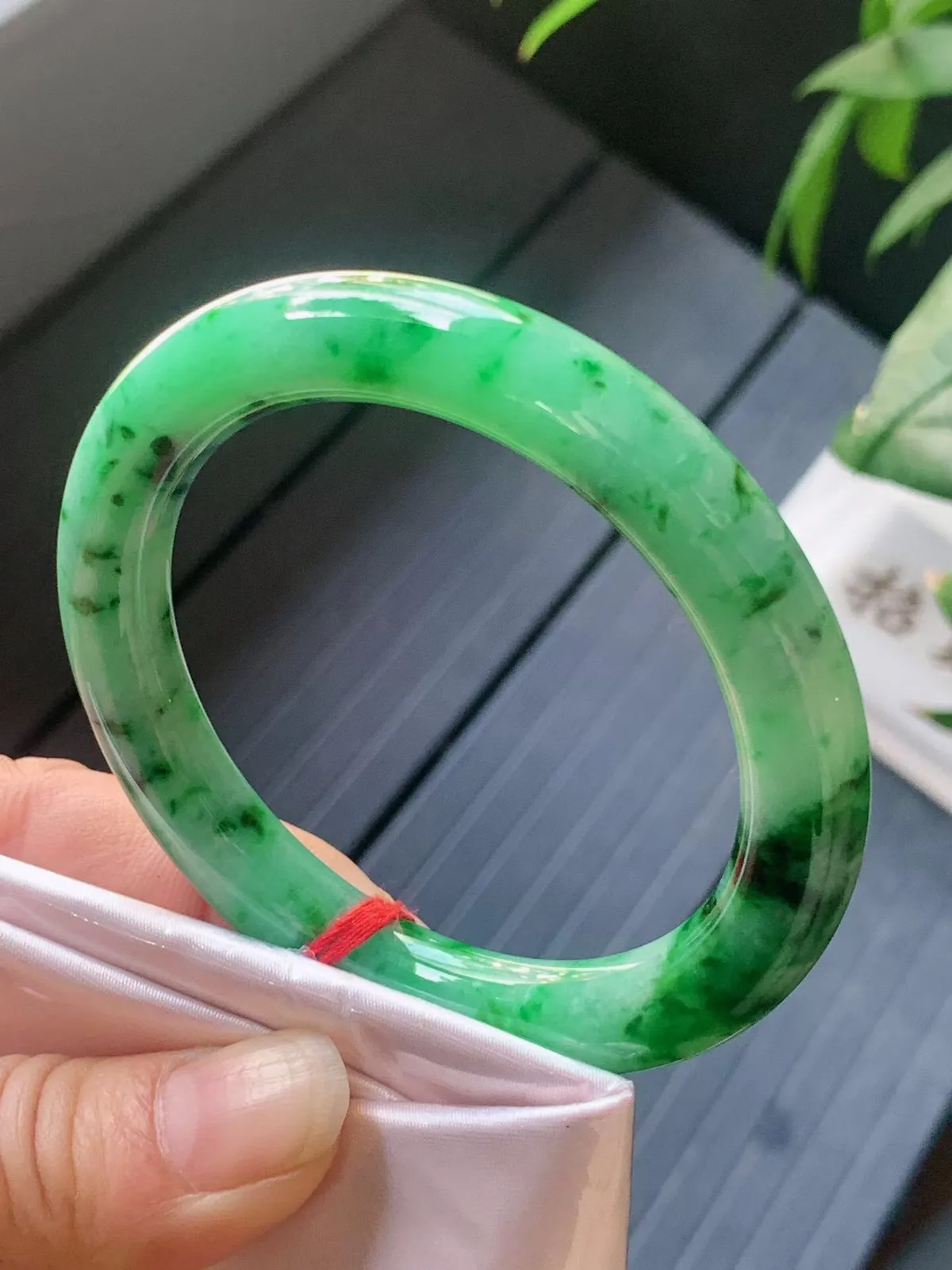 【翡翠名称】老种冰飘绿花55.4圈口圆条手镯
【翡翠尺寸】55.4/9.3/9.8mm适合55-57.8正圈口佩戴
【翡翠描述】宝贝种老水足，玉质细腻，色泽靓丽，性价比高，佩戴效果好！
【其它赠送】权威证书/精美挂绳盒子/支持全国复检