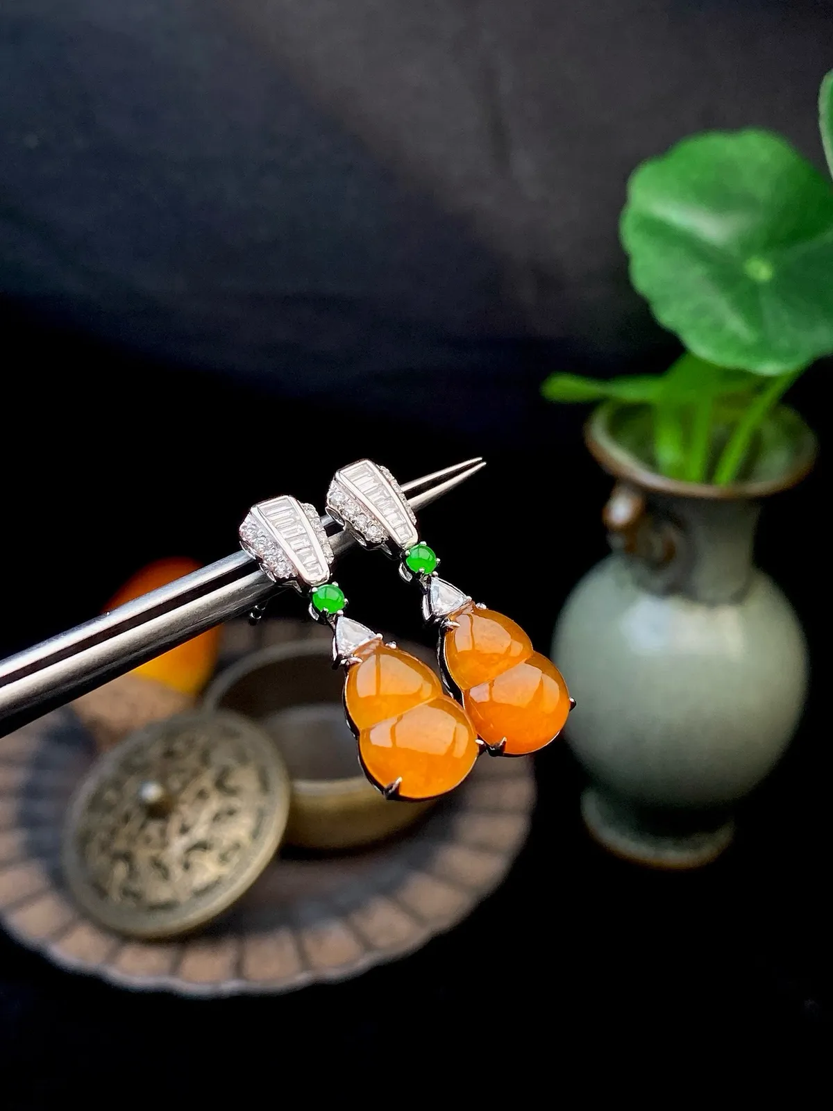 【冰种黄翡葫芦耳坠】质地细润，起刚起荧光，18K金钻镶嵌，裸石尺寸11.6*8.4*2.8毫米