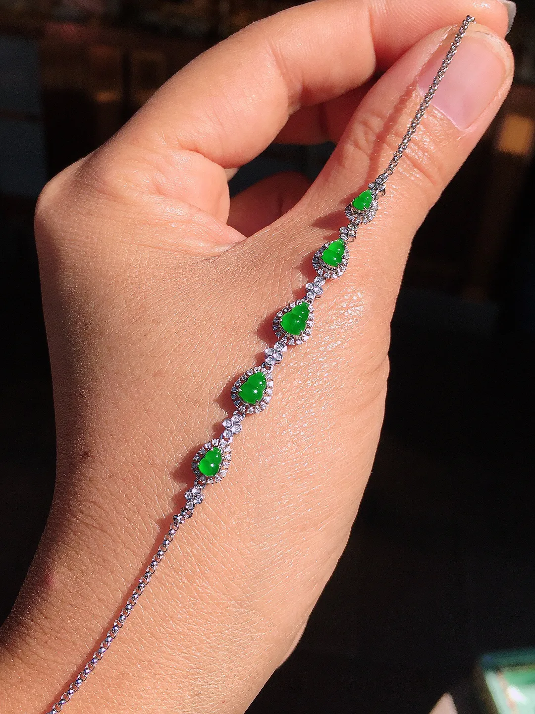 阳绿葫芦手链，色泽均匀艳丽，玉质细腻，荧光感超
强，饱满圆润，尽显优雅气质，18k
金豪华镶嵌