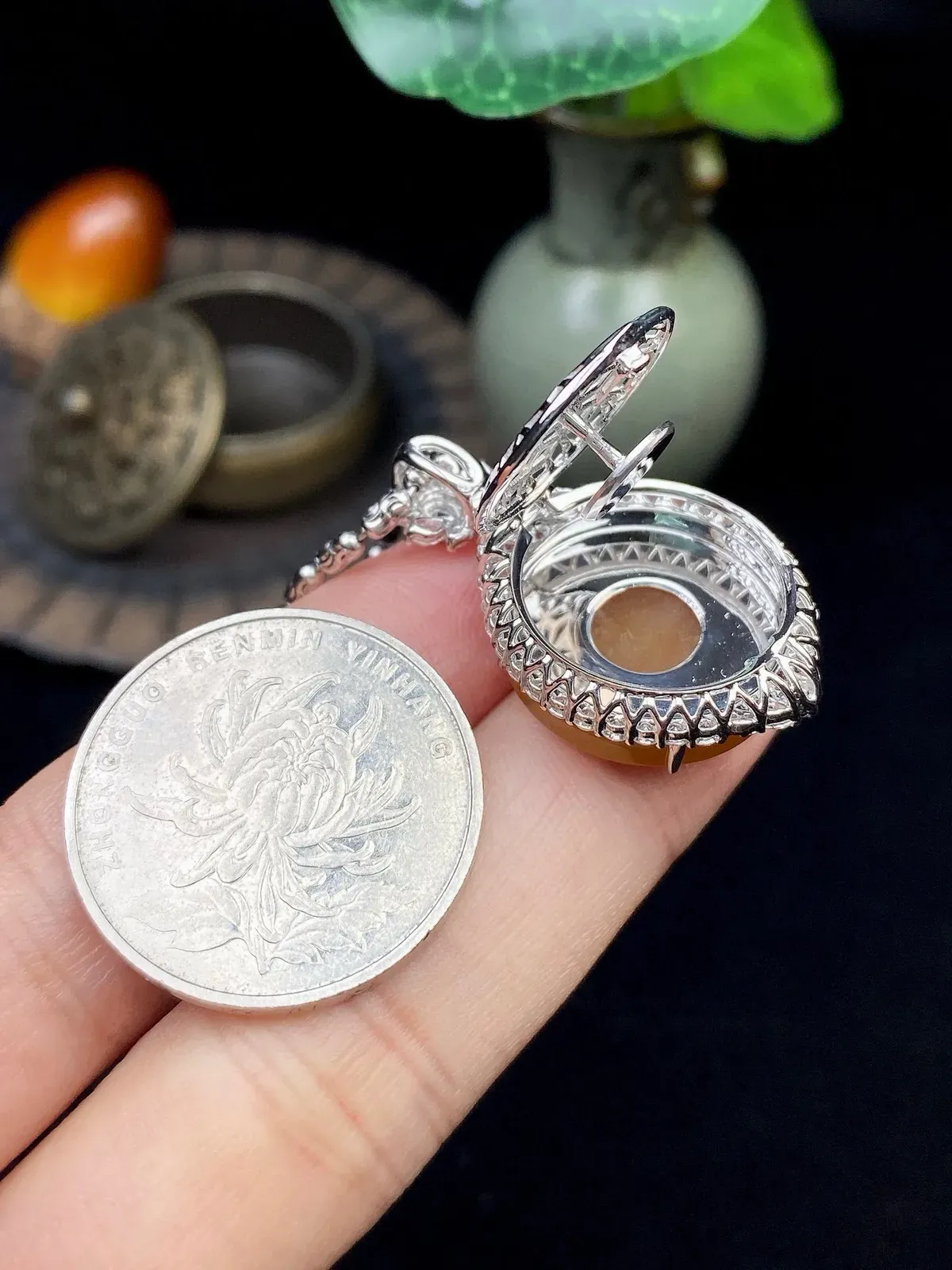 【冰种黄翡圆无事牌吊坠】质地细腻，冰润通透，晶莹闪亮。收藏品质，18k金钻镶嵌，裸石尺寸18*3毫米