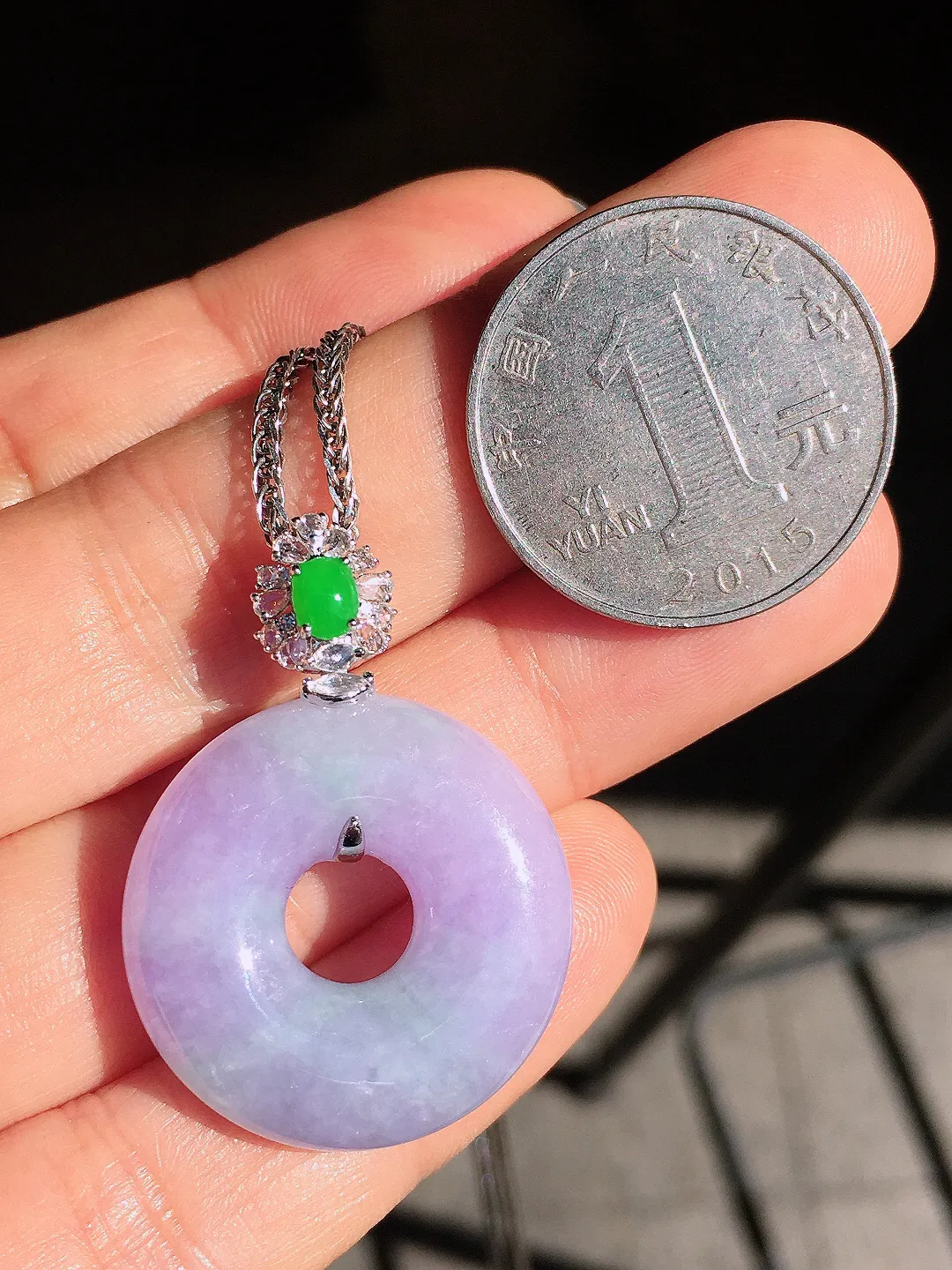 春彩平安扣吊坠，色泽艳丽，玉质细腻，荧光感超
强，饱满圆润，尽显优雅气质，18k
金豪华镶嵌