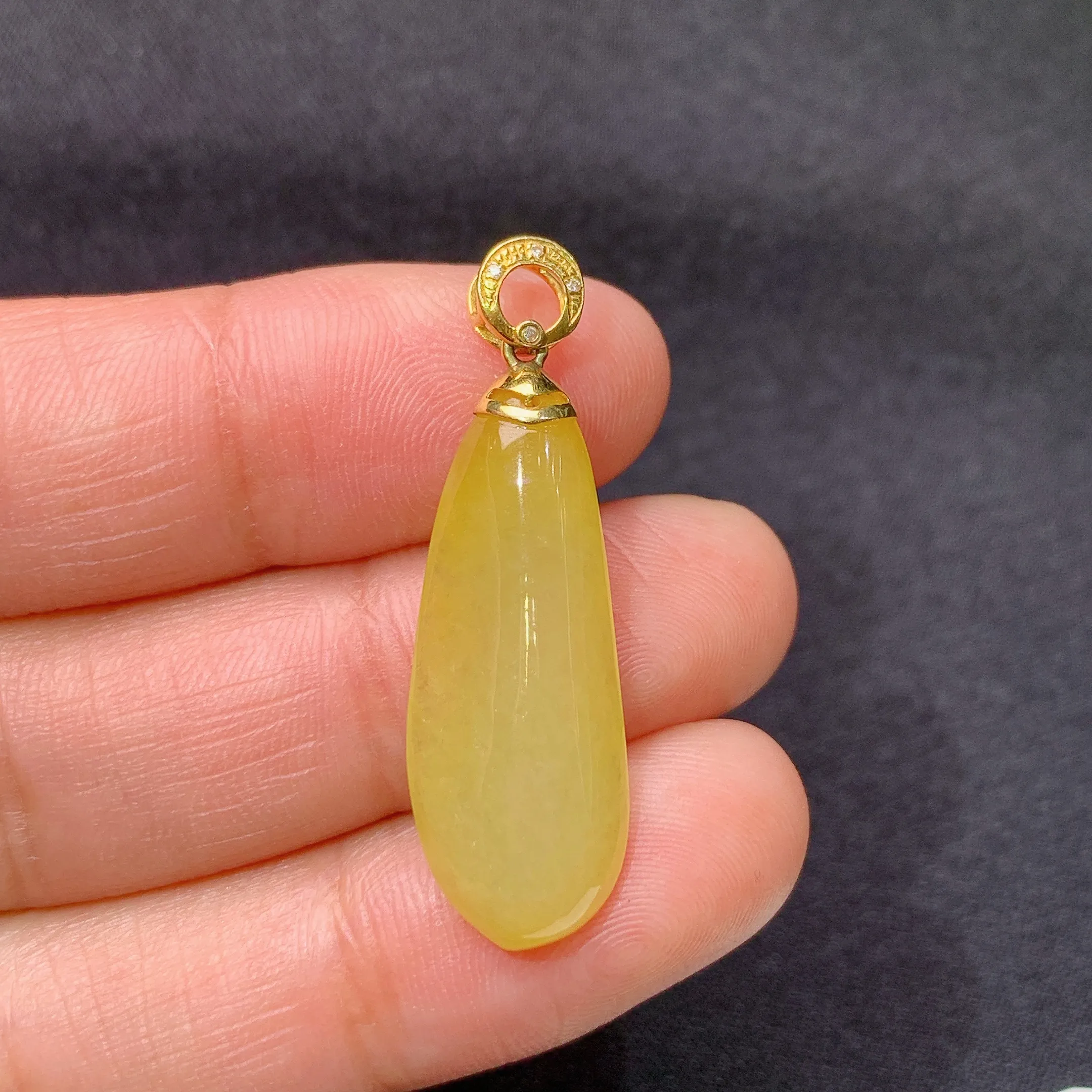 冰黄翡福瓜吊坠，18k金镶嵌，色泽鲜艳，水色超佳，wq整体尺寸34.3*10.3*4.8