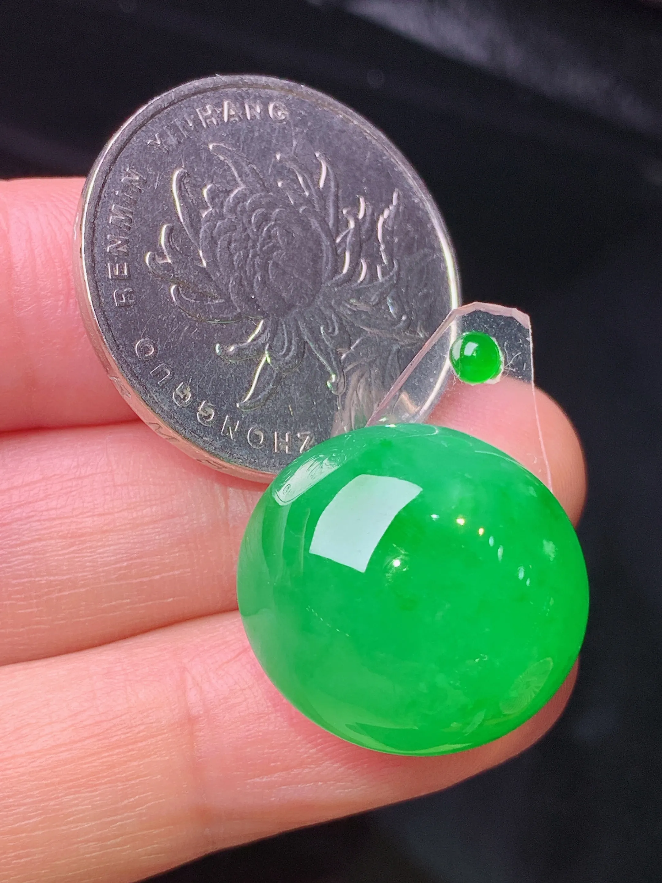 镶嵌款 满绿蛋面吊坠 玉质细腻 水润亮眼 色泽艳丽 整体尺寸18.2*19.5*10.3