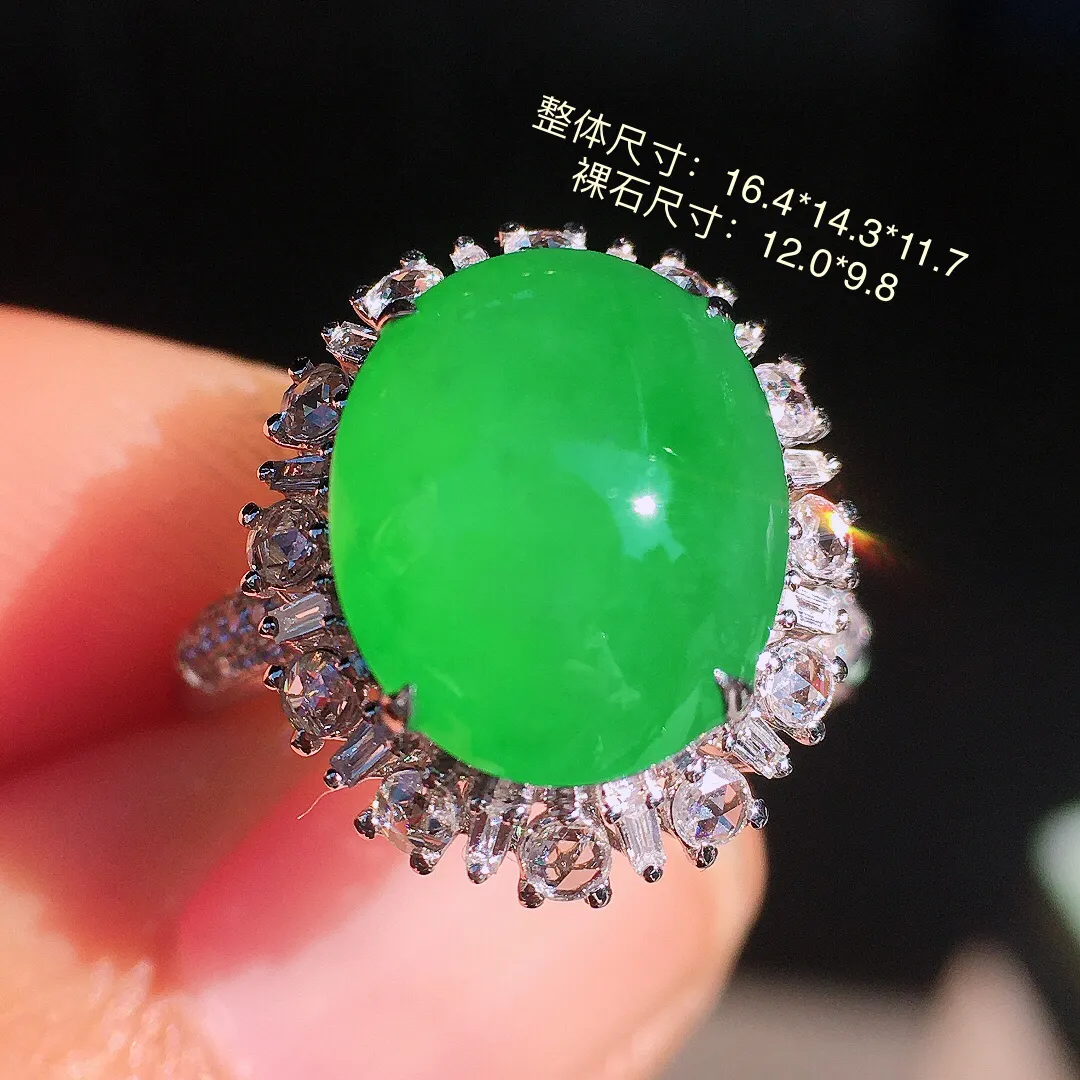 阳绿蛋面戒指，色泽均匀艳丽，玉质细腻，荧光感超
强，饱满圆润，尽显优雅气质，18k
金豪华镶嵌