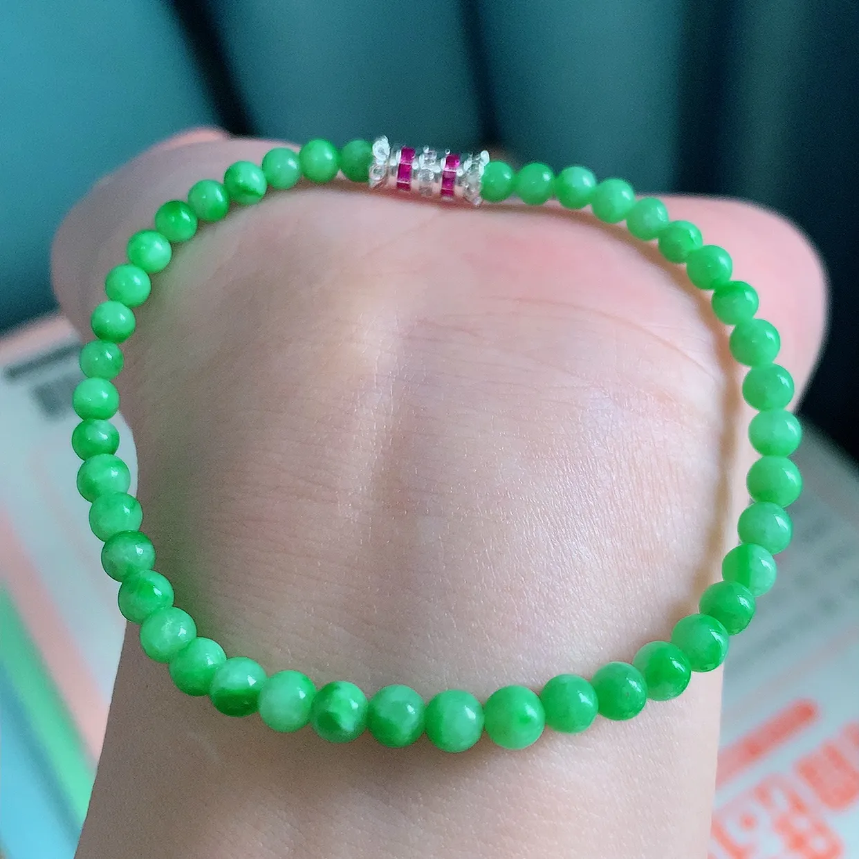 自然光实拍   冰润满绿翡翠手串手链，款式新颖，佩戴效果时尚出众 尽显气质，玉质细腻，美感十足 #002.1取一尺寸4.3mm