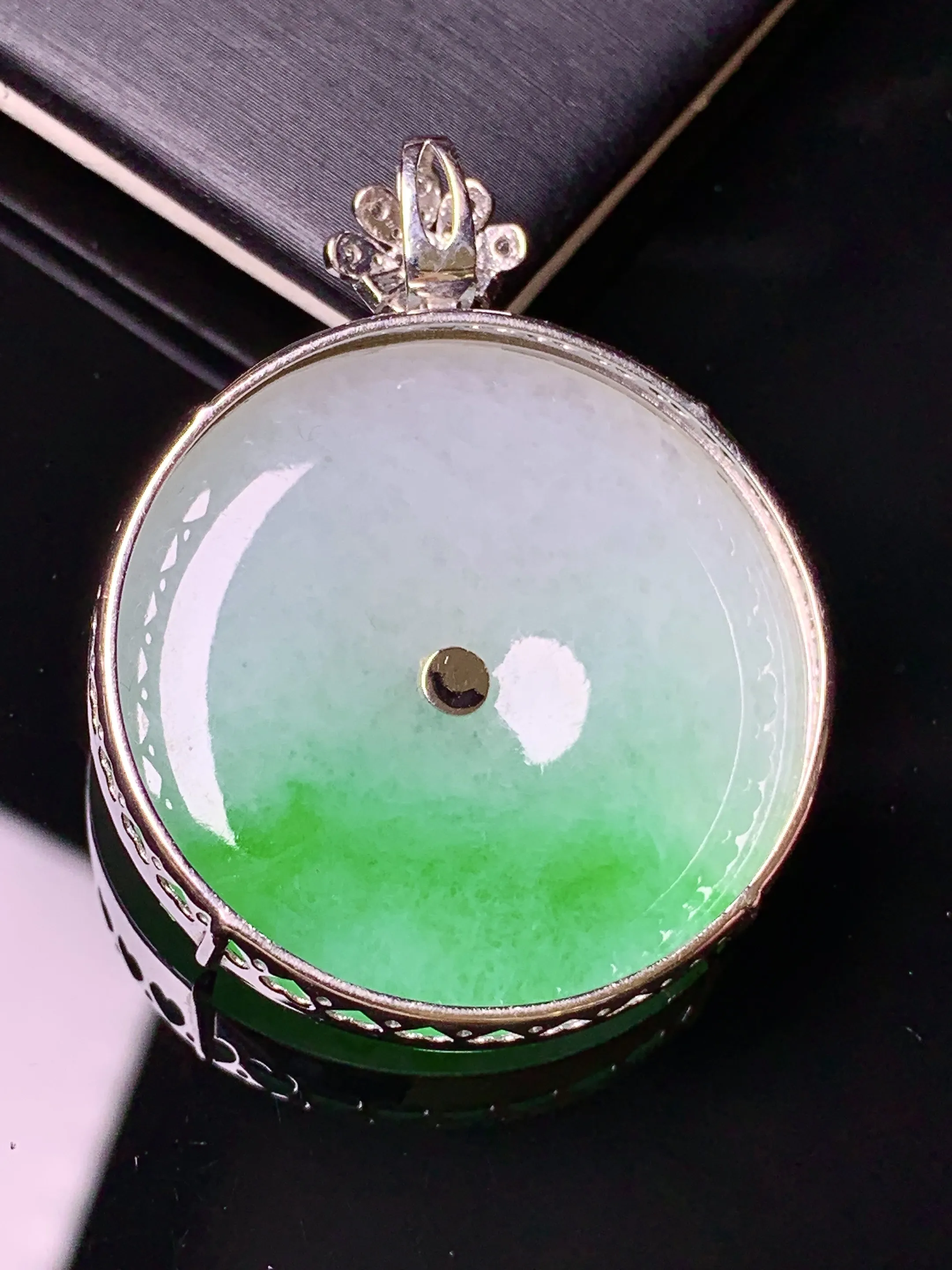 18k金钻镶嵌飘绿平安扣吊坠 玉质细腻 水润亮眼 色泽艳丽 整体尺寸40.2*32*7.6