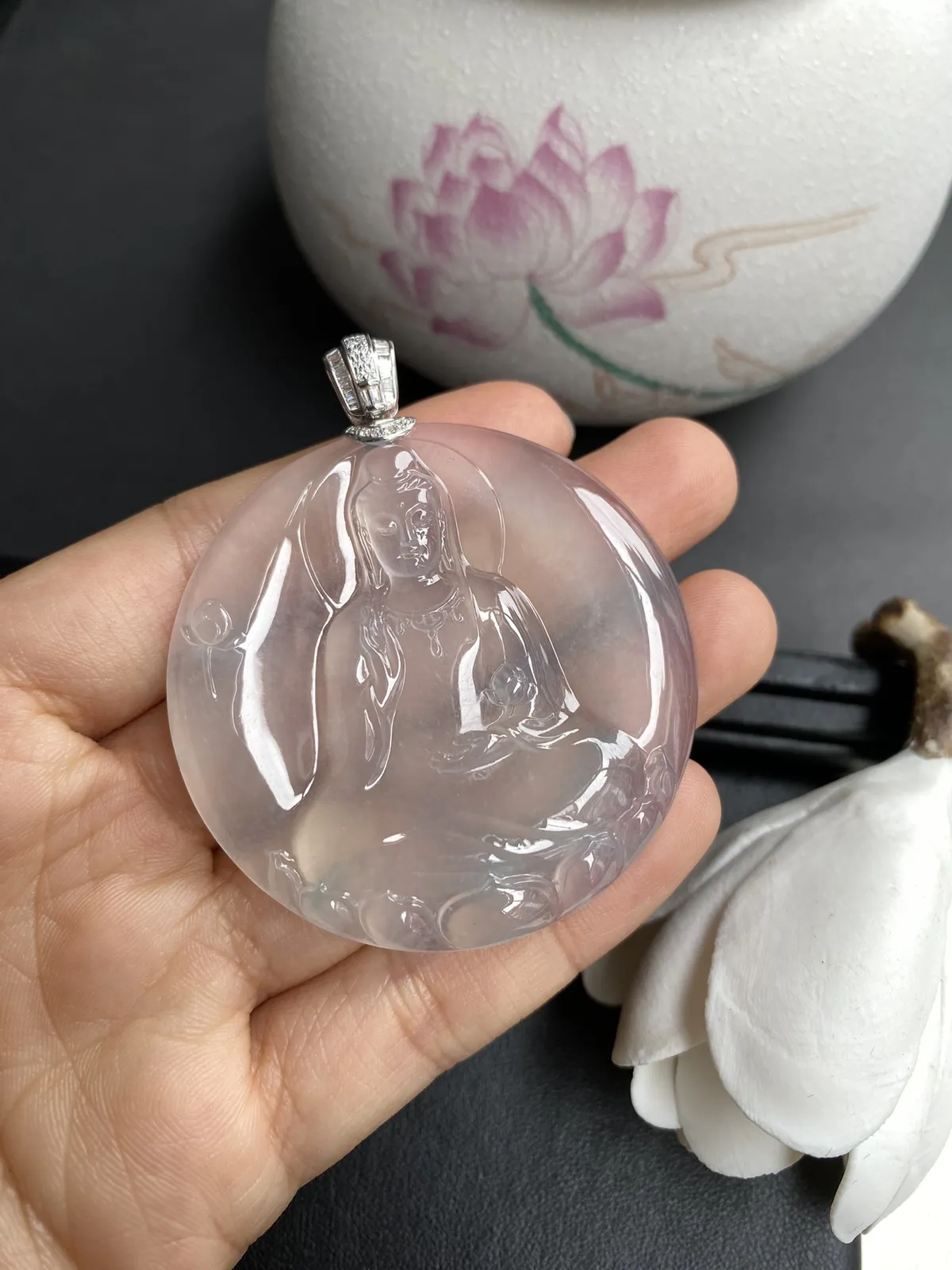 加龙作品-持莲观音，裸石52.4x5.7mm，雕工精湛，水润通透