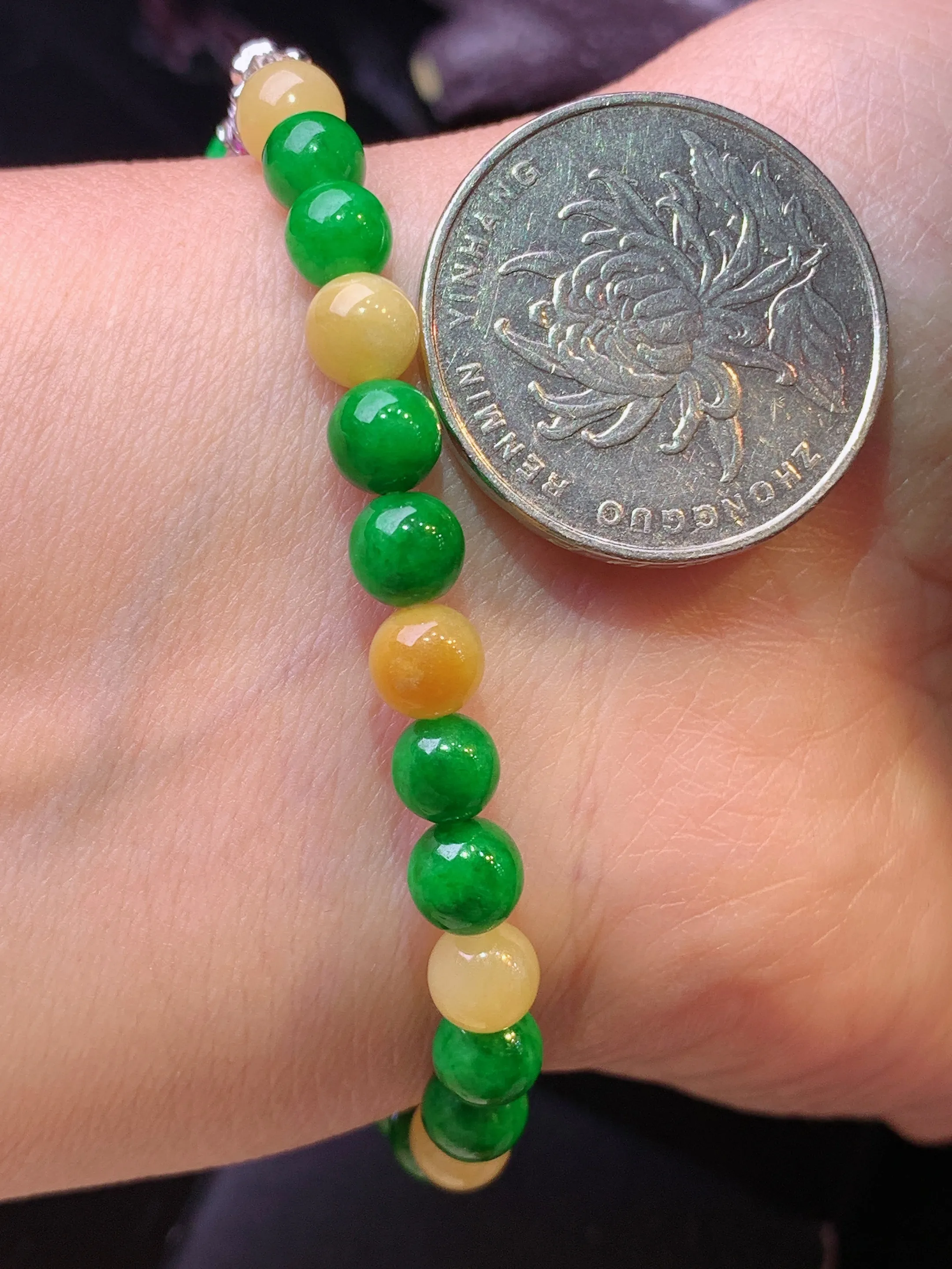 黄绿圆珠手链 玉质细腻 水润亮眼 色泽艳丽 整体尺寸5.8