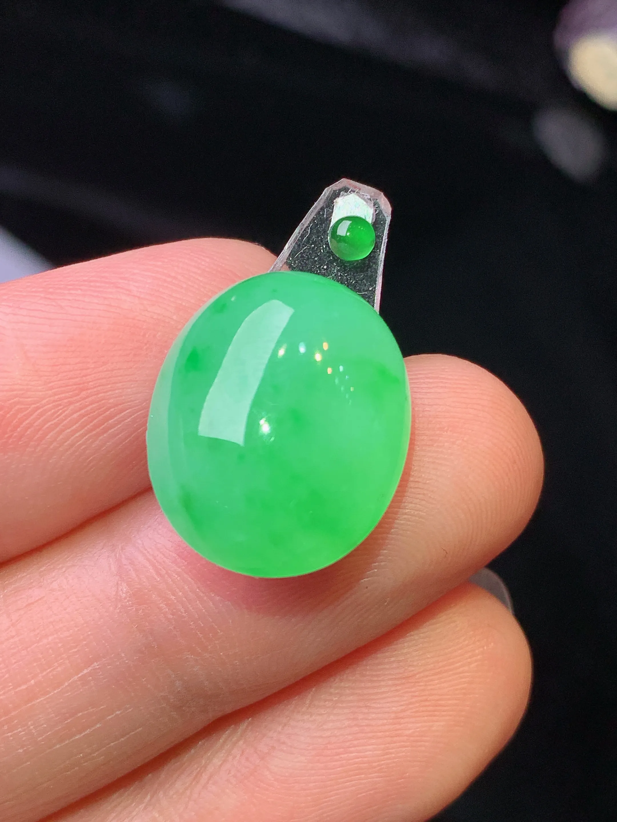 镶嵌款 翠绿蛋面吊坠 玉质细腻 水润亮眼 色泽艳丽 整体尺寸16.6*13.5*6.8
