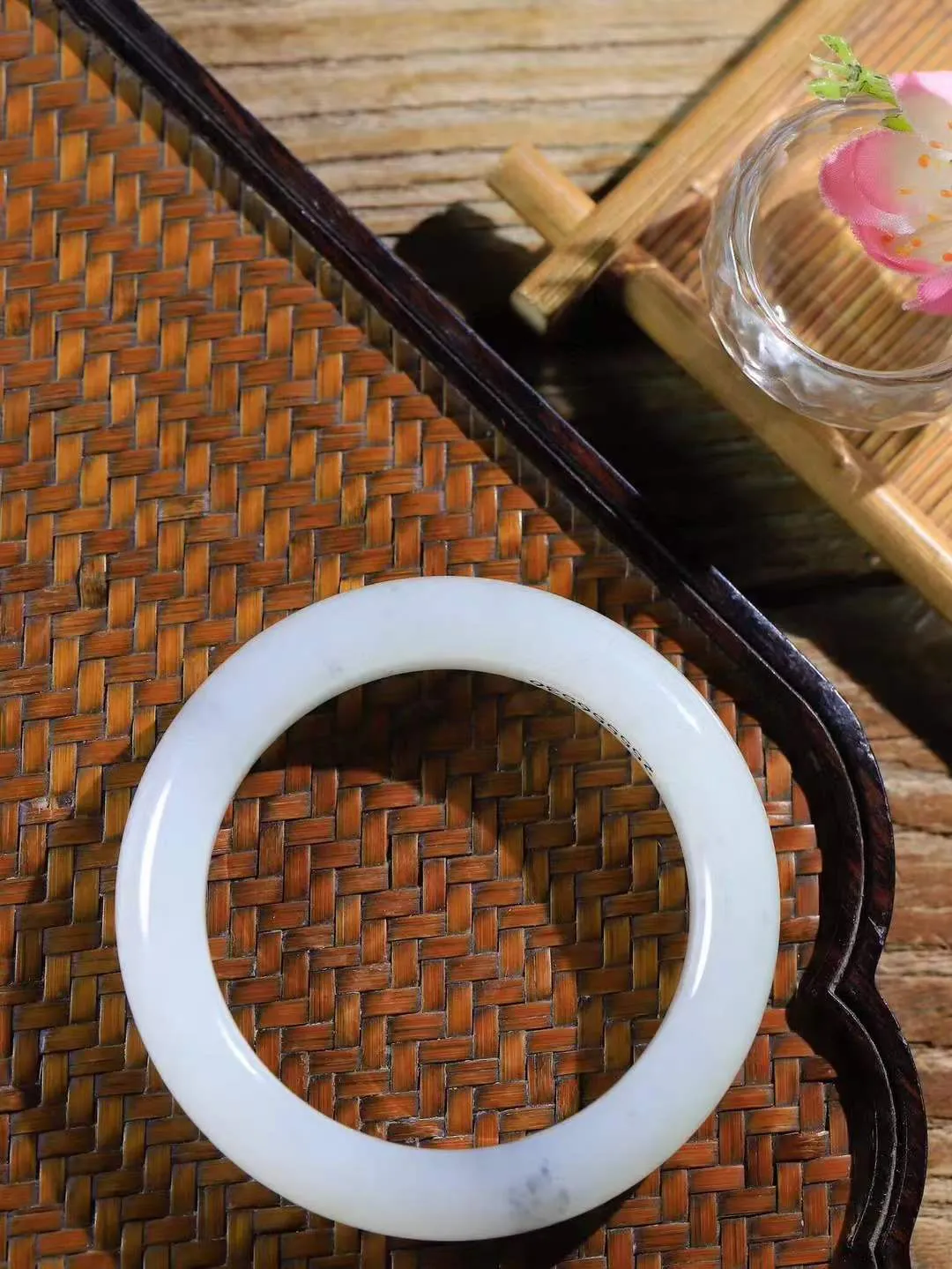 【情有独钟.手镯】

精品和田玉双色手镯 玉质温润细腻 油性十足 手感舒适，高华雅逸，线条流畅，简约大气，美自天成，素雅高贵。佩戴于腕间，婉约之美，举手投足间透出那低调奢华。重62.5克 内径53.7mm 尺寸12.7-10.1mm   FDA-791231251