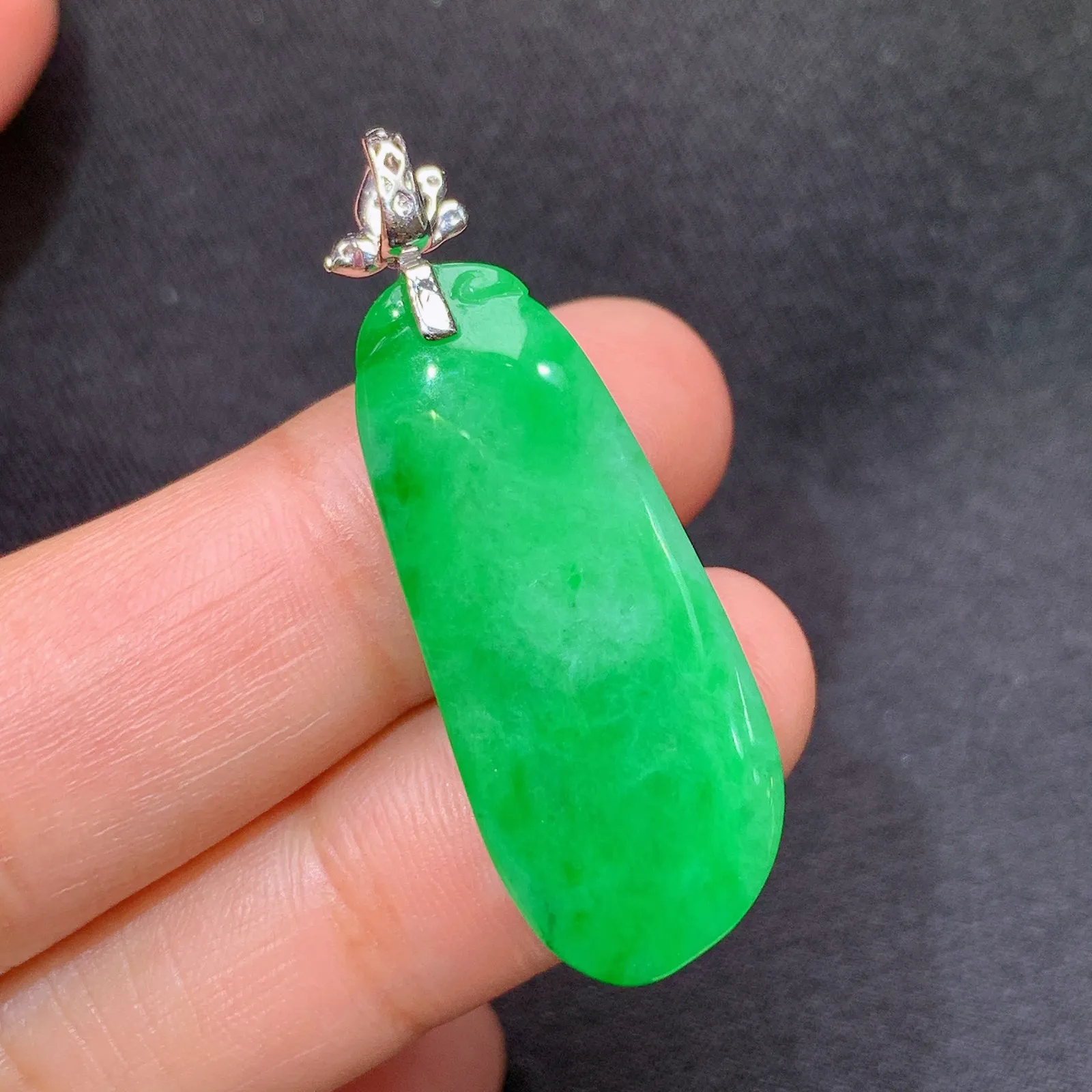 阳绿福瓜吊坠，18k金镶嵌，冰润色阳，玉质细腻，种水足 尺寸38.3*13.3*5