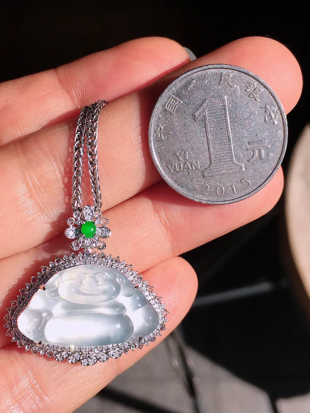 冰种佛公吊坠，玉质细腻，荧光感超
强，饱满圆润，尽显优雅气质，18k
金豪华镶嵌