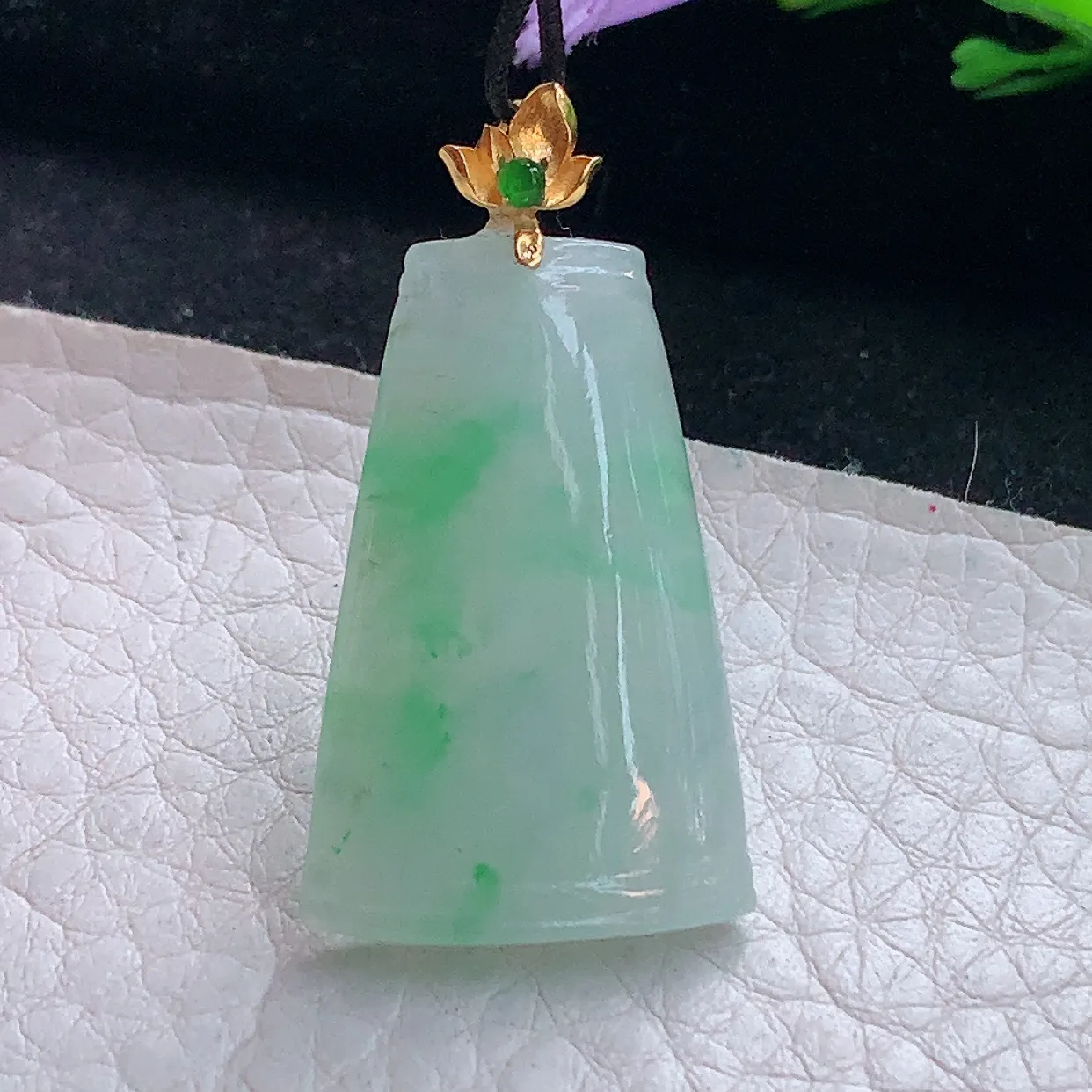 x54自然光35.6*19.2*3.6精美翡翠a货飘绿平安无事牌 素面牌玉吊坠 玉挂件