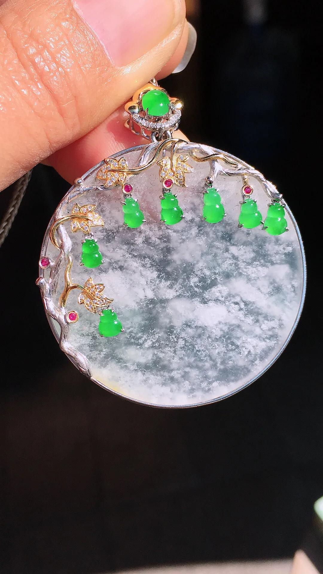 冰种平安扣吊坠，色泽均匀艳丽，玉质细腻，荧光感超
强，饱满圆润，尽显优雅气质，18k
金豪华镶嵌