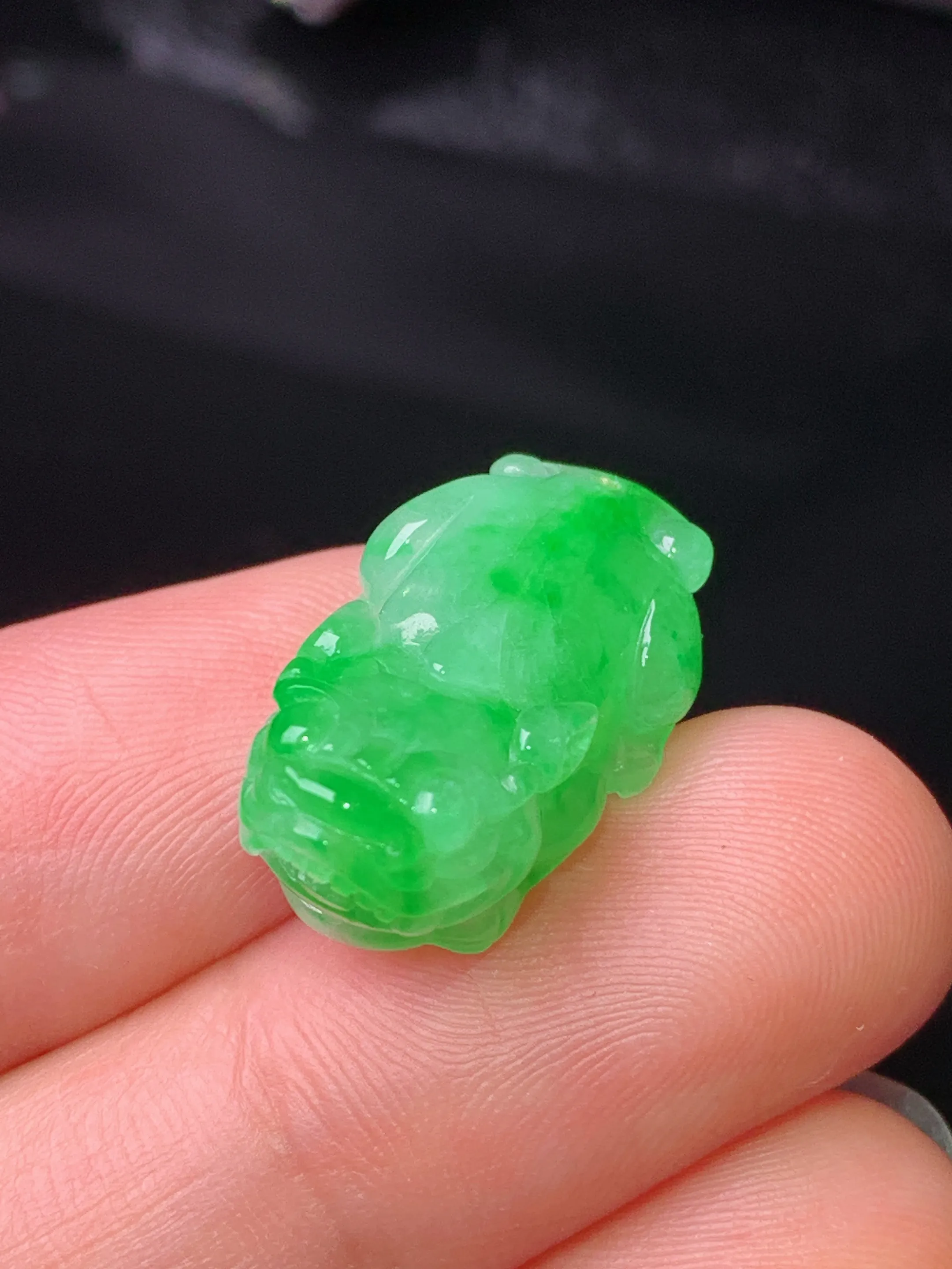 翠绿貔貅吊坠 玉质细腻 色泽艳丽清新 整体尺寸22*12*9.6